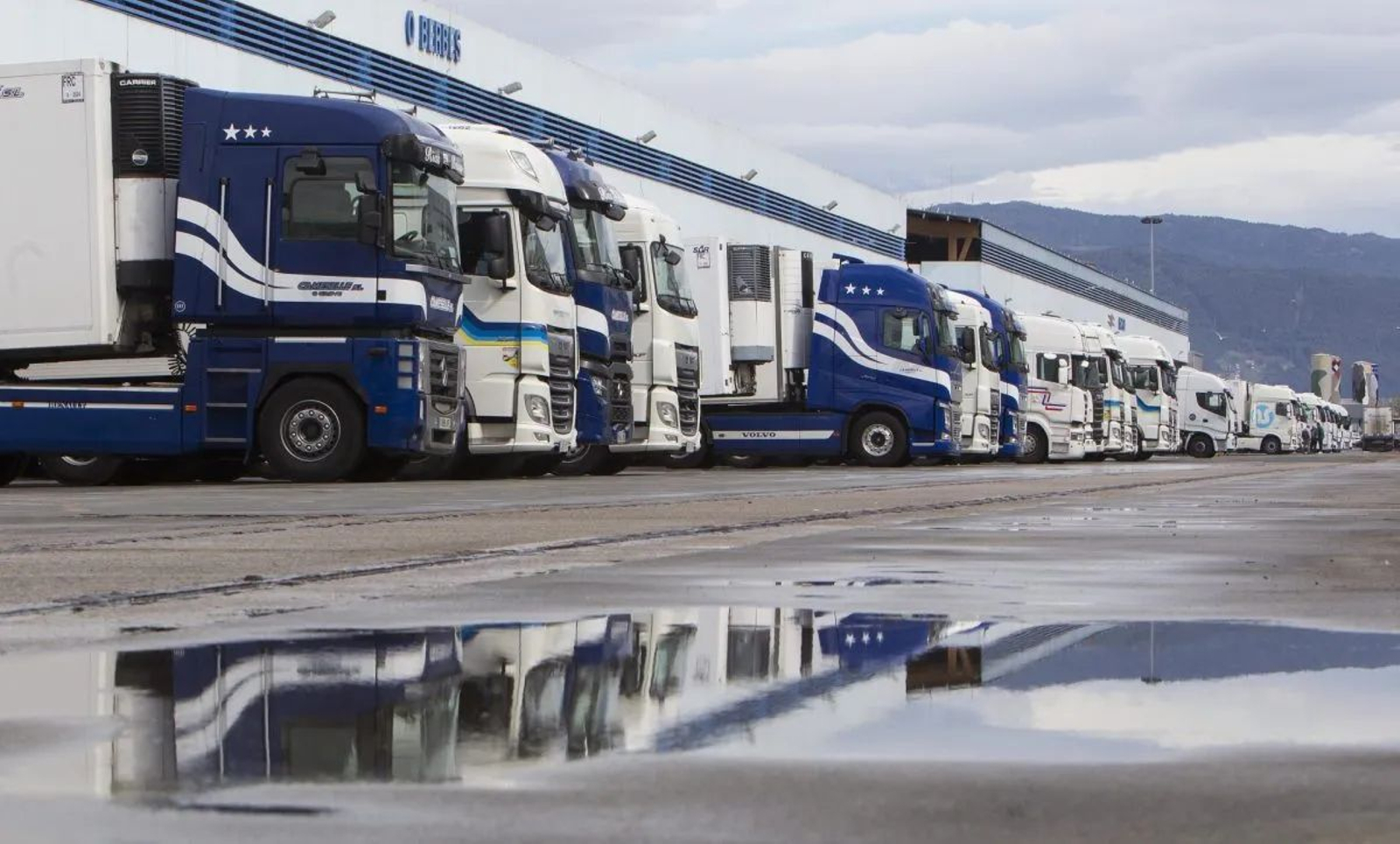 Varios camiones estacionados.