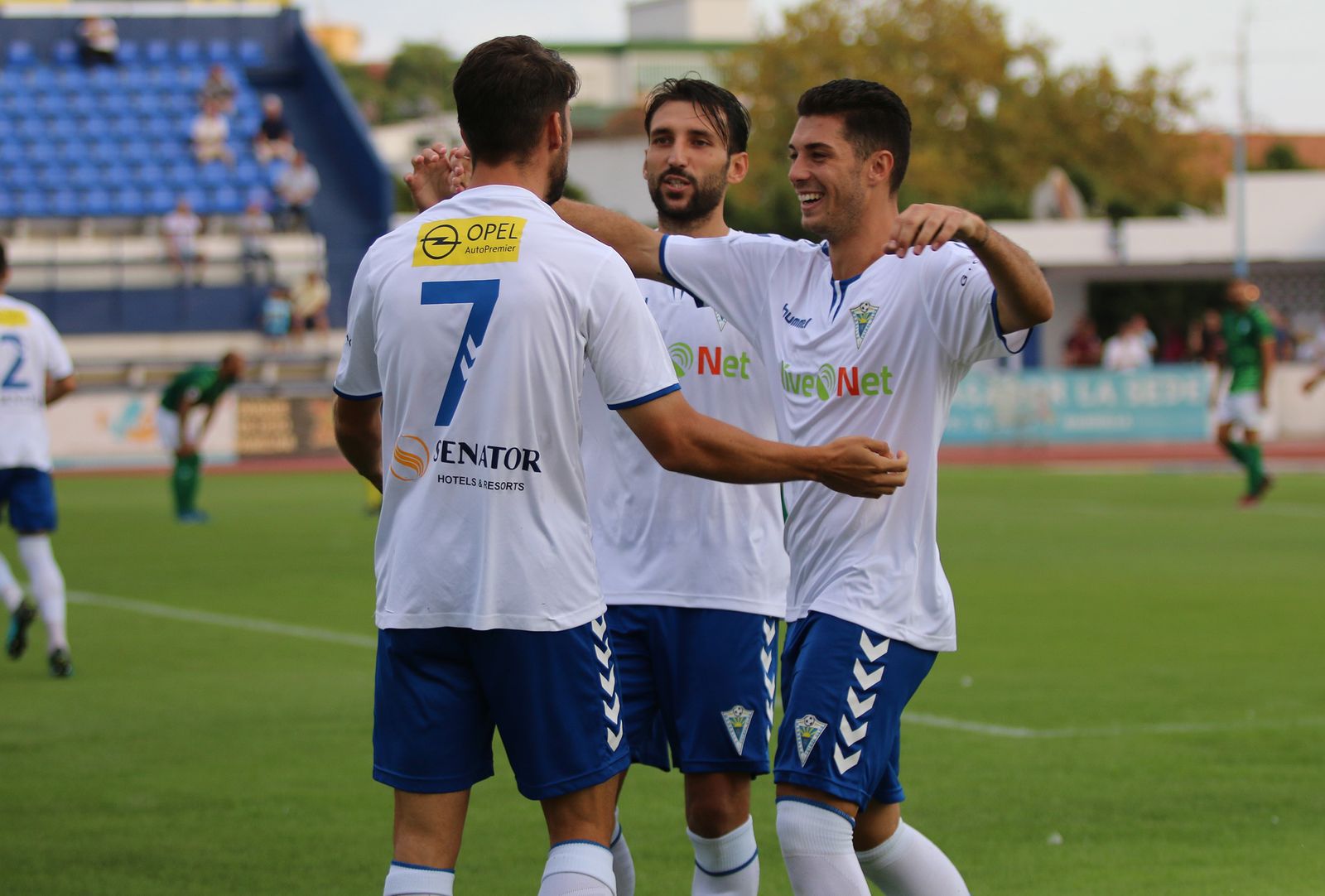 Jose Ramón celebra su gol con Bernal y Sillero.