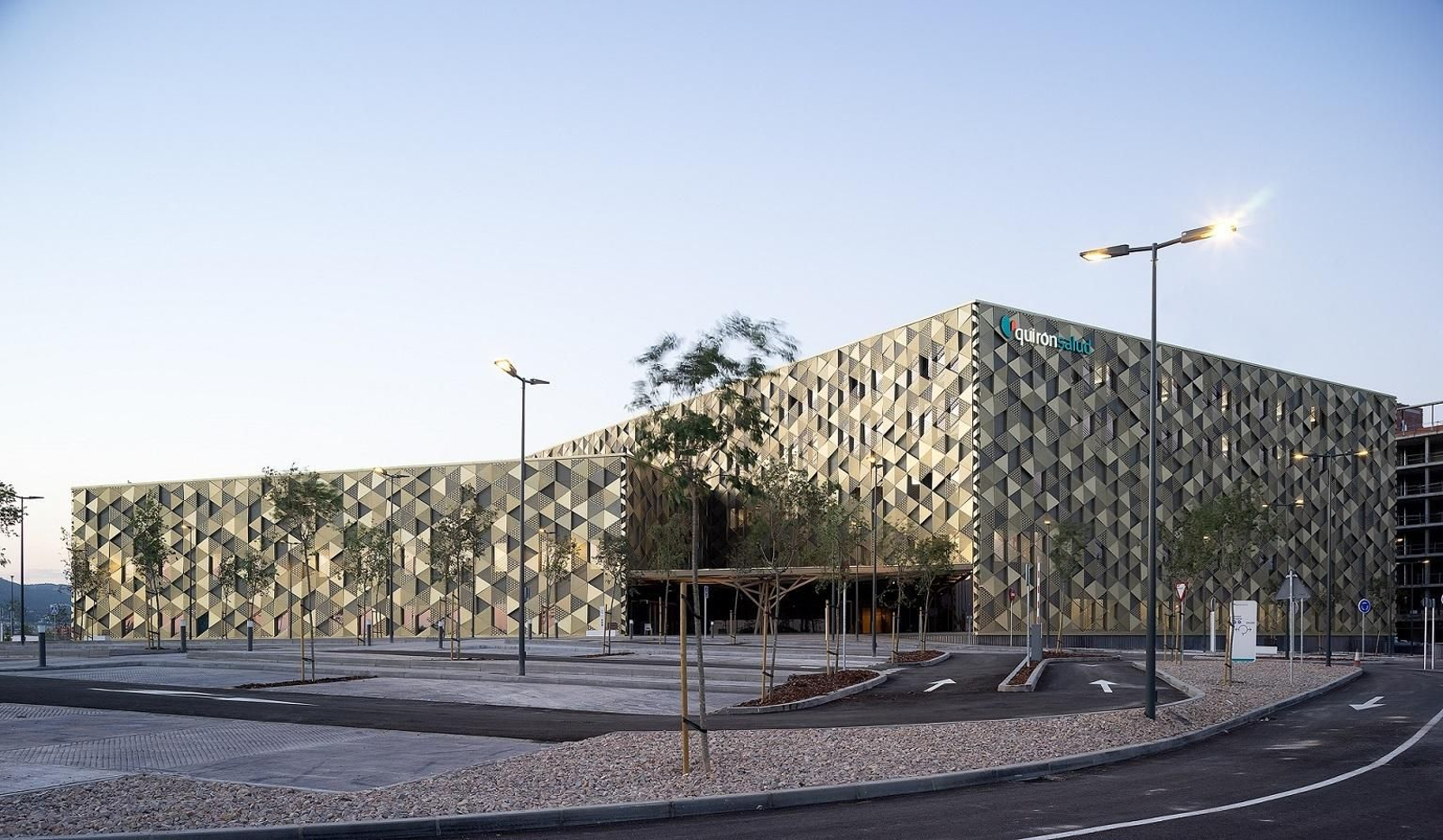 Imagen exterior del Hospital Quirónsalud de Córdoba, diseñado por Enero Arquitectura.