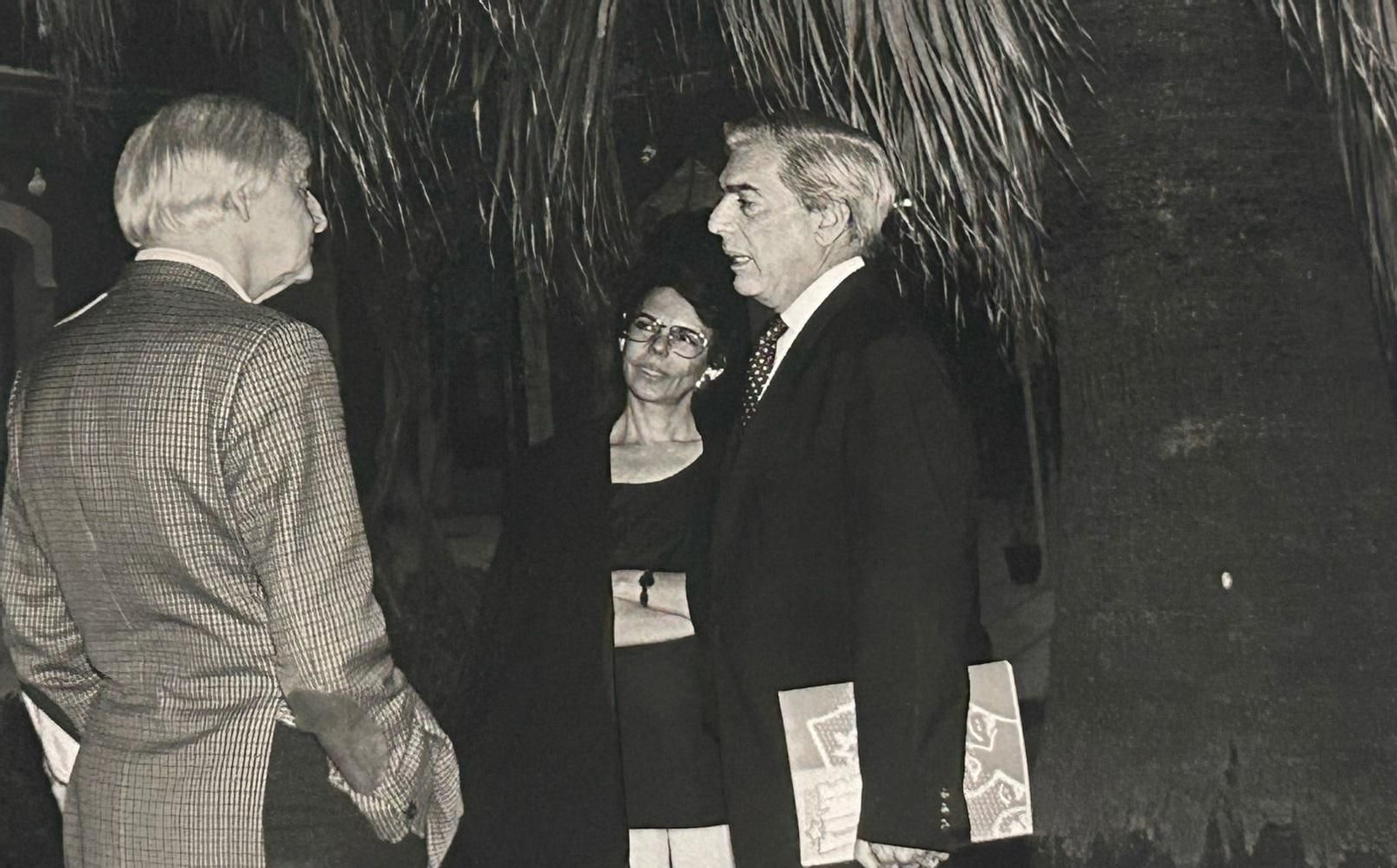 Las mejores imágenes del paso de Mario Vargas Llosa por Huelva en 1995, cuando fue presidente del jurado del Festival de Cine Iberoamericano