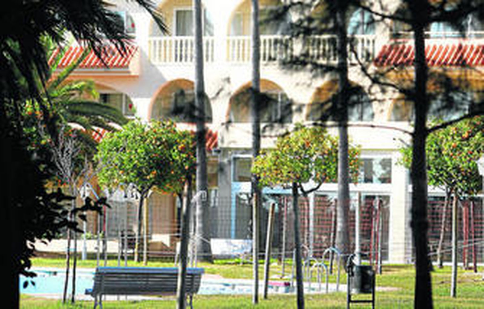 Zona de la piscina del Gran Hotel El Coto acotada tras la resolución judicial.