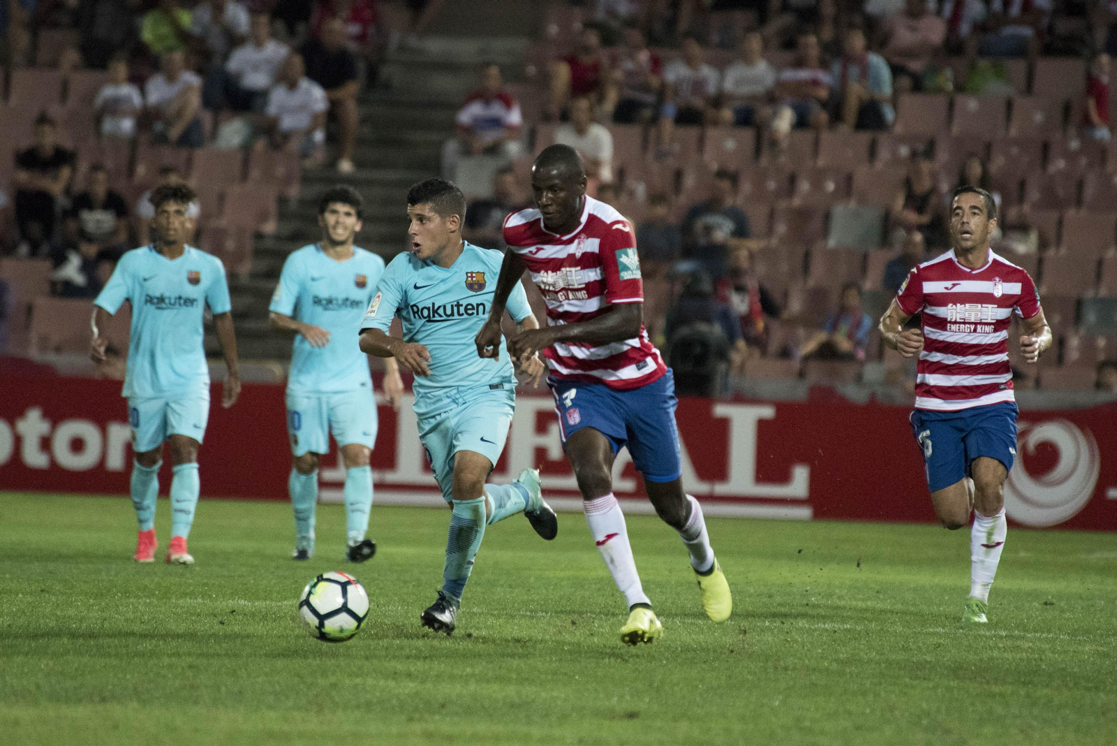 Esta galopada de Adrián Ramos, que después no precisó el pase a Joselu, pudo suponer un gol para el Granada.