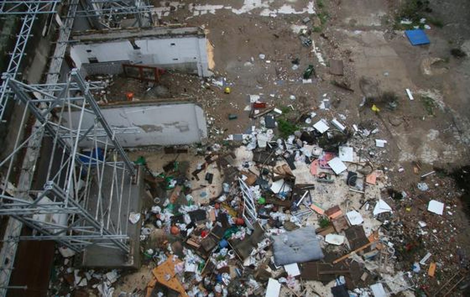 Después de ser el primer sutidor de gasolina de Sevilla y haber sido lugar importante en la exposición del 29, el garage es a día de hoy una muestra más del abandono del patrimonio industrial en la ciudad.

Foto: Victoria Hidalgo
