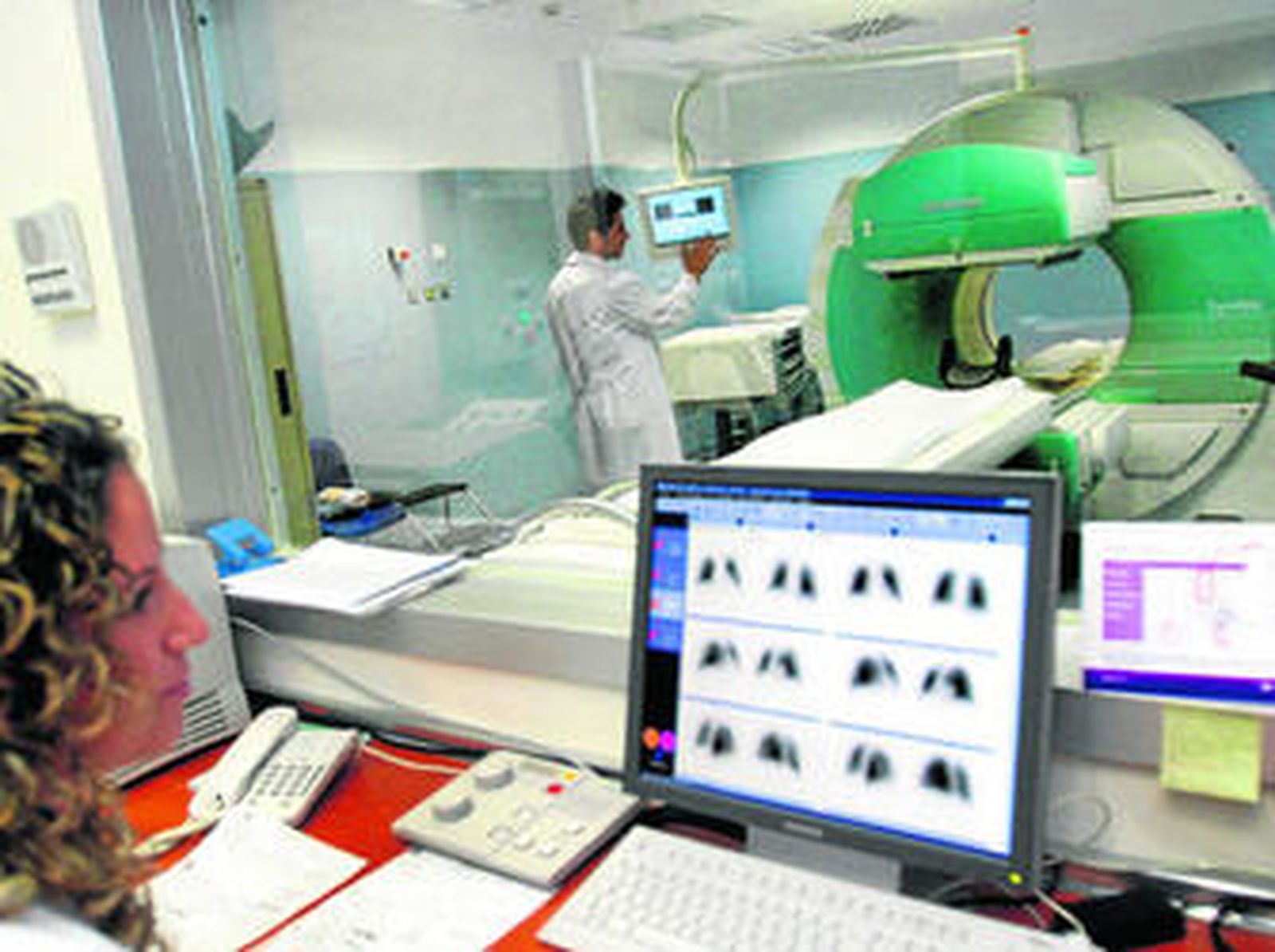 Sanitarios del Hospital Clínico hacen una prueba diagnóstica a un paciente, en una imagen de archivo.