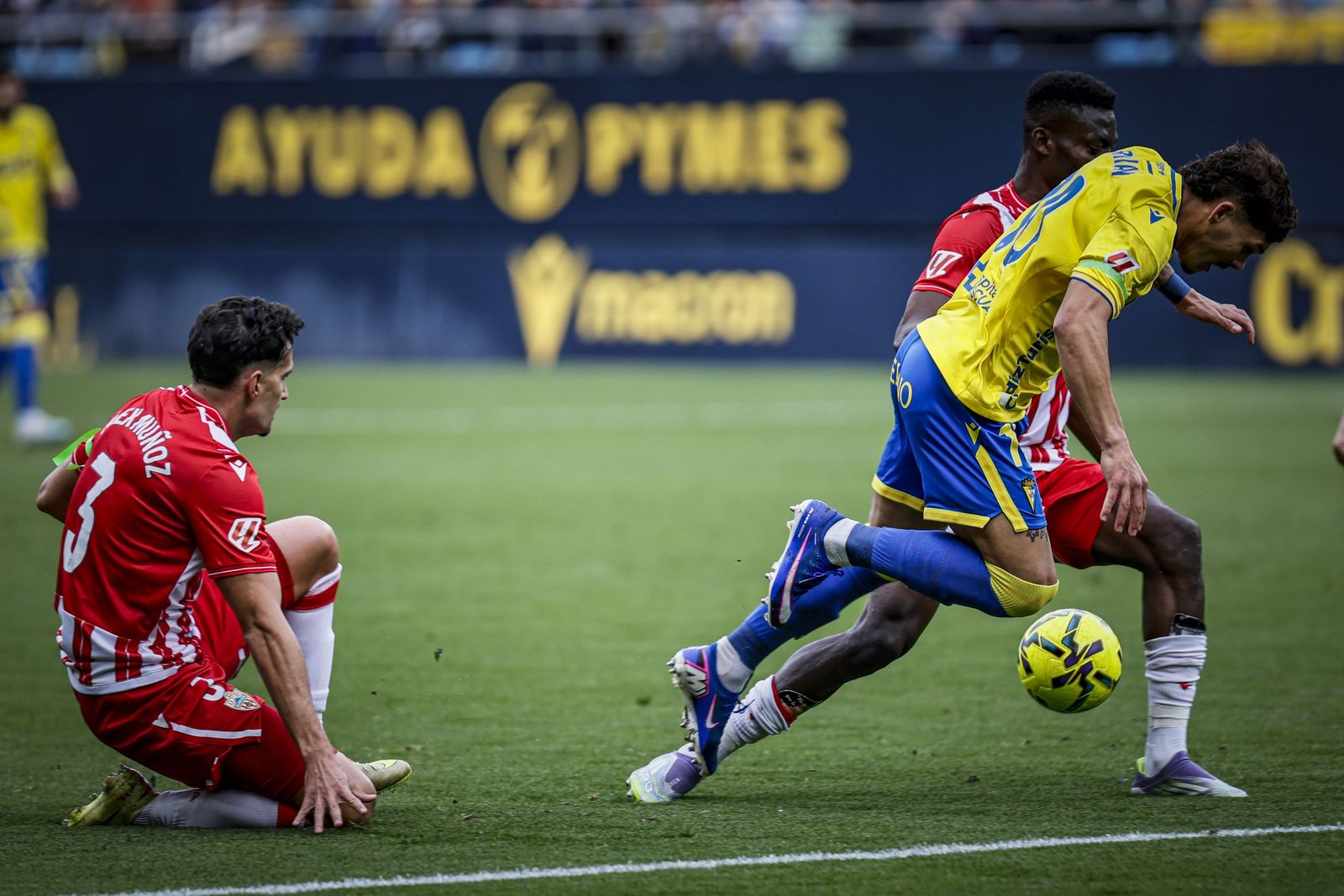 Búscate entre las imágenes del partido de fútbol Cádiz CF - UD Almería
