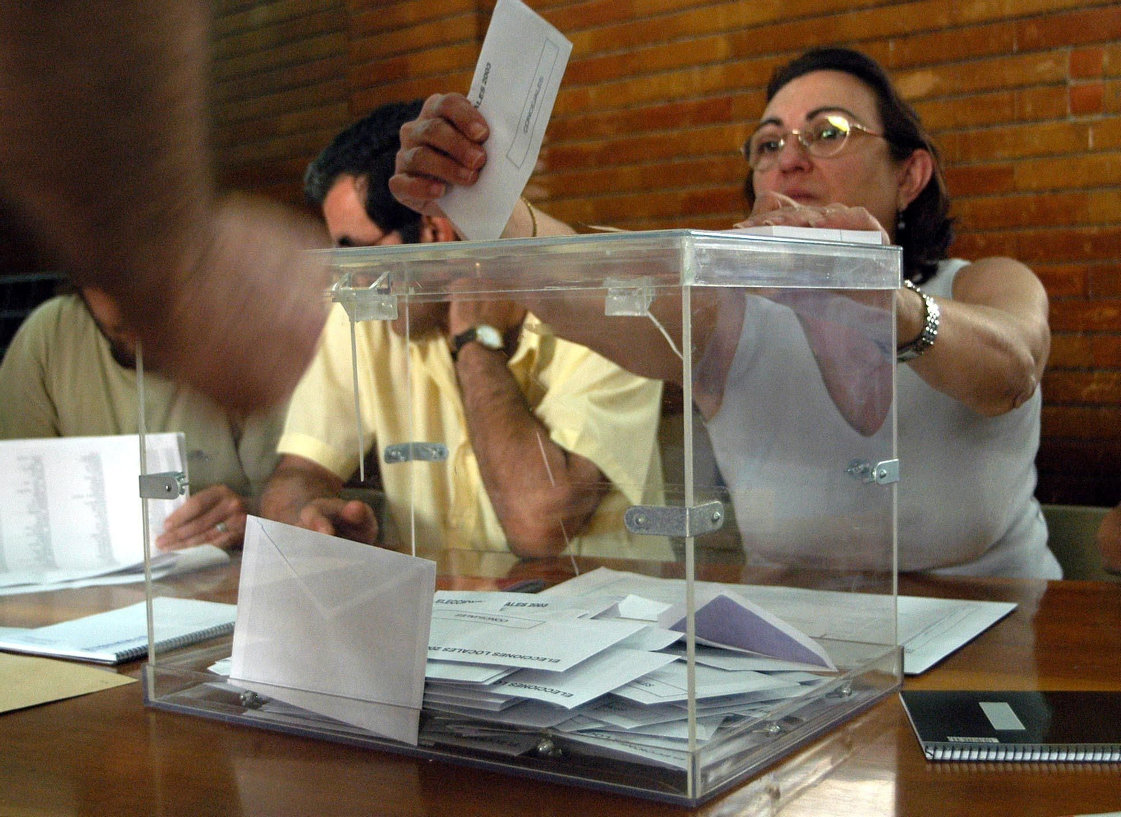 Una mesa electoral en un colegio de Sevilla.