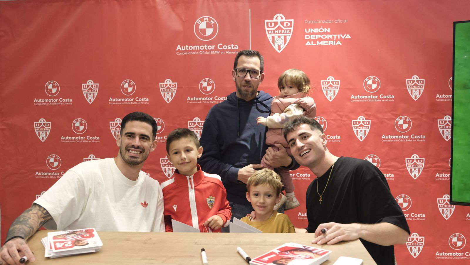 La firma de autógrafos de Jon Morcillo y Miguel de la Fuente en Automotor Costa BMW