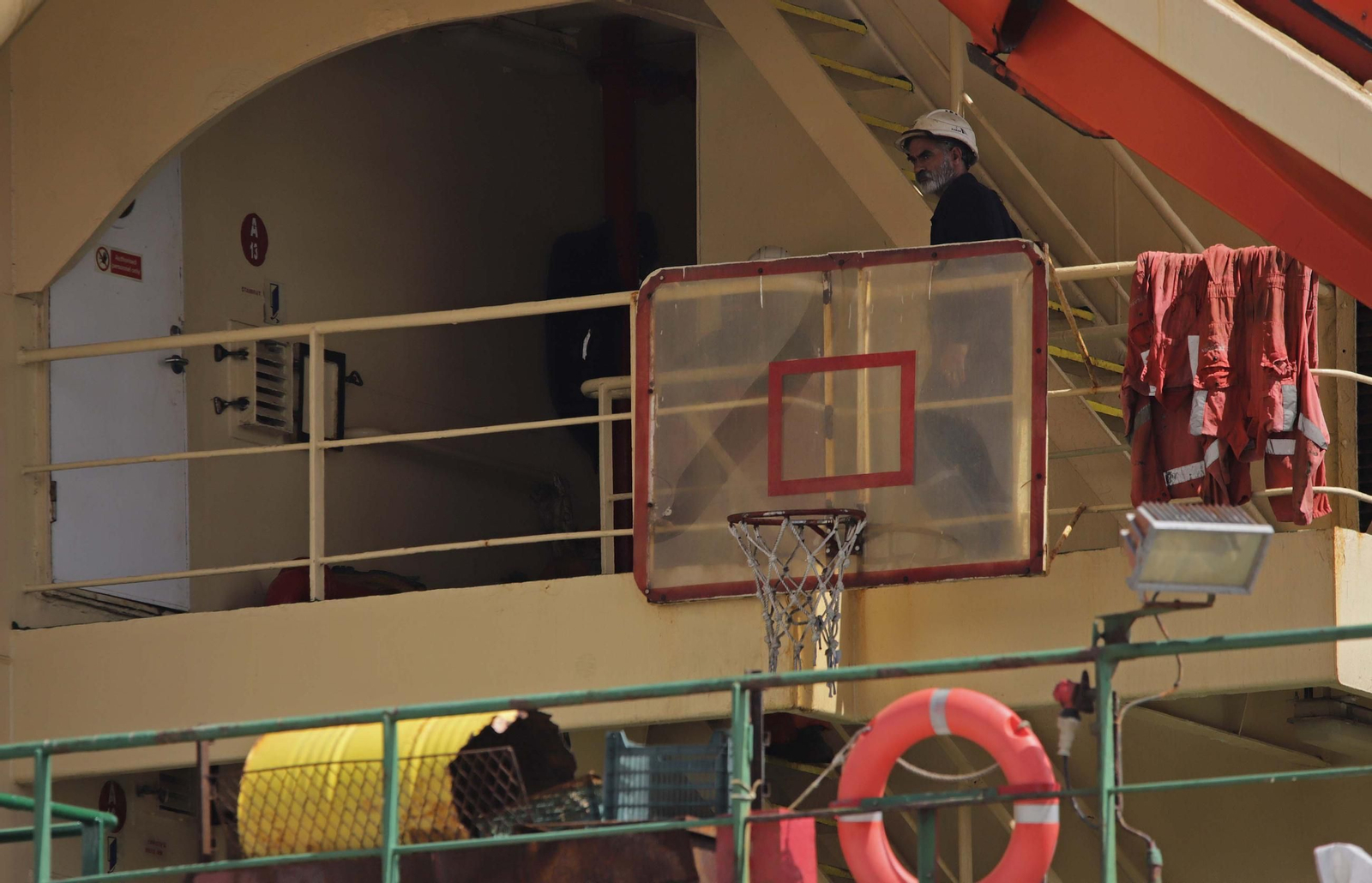 Fotos del dispositivo de descarga de las embarcaciones del buque Lila Mumbai en el Puerto de Algeciras