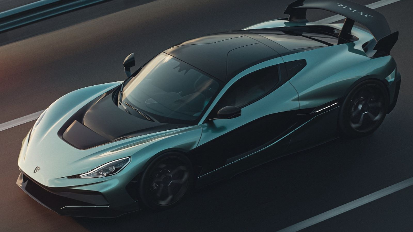 El Nevera R se ofrece en una amplia paleta de colores de la carrocería, ésta con un frontal más bajo y que busca transmitir mayor anchura, mientras que el interior es personalizable a capricho de su comprador.