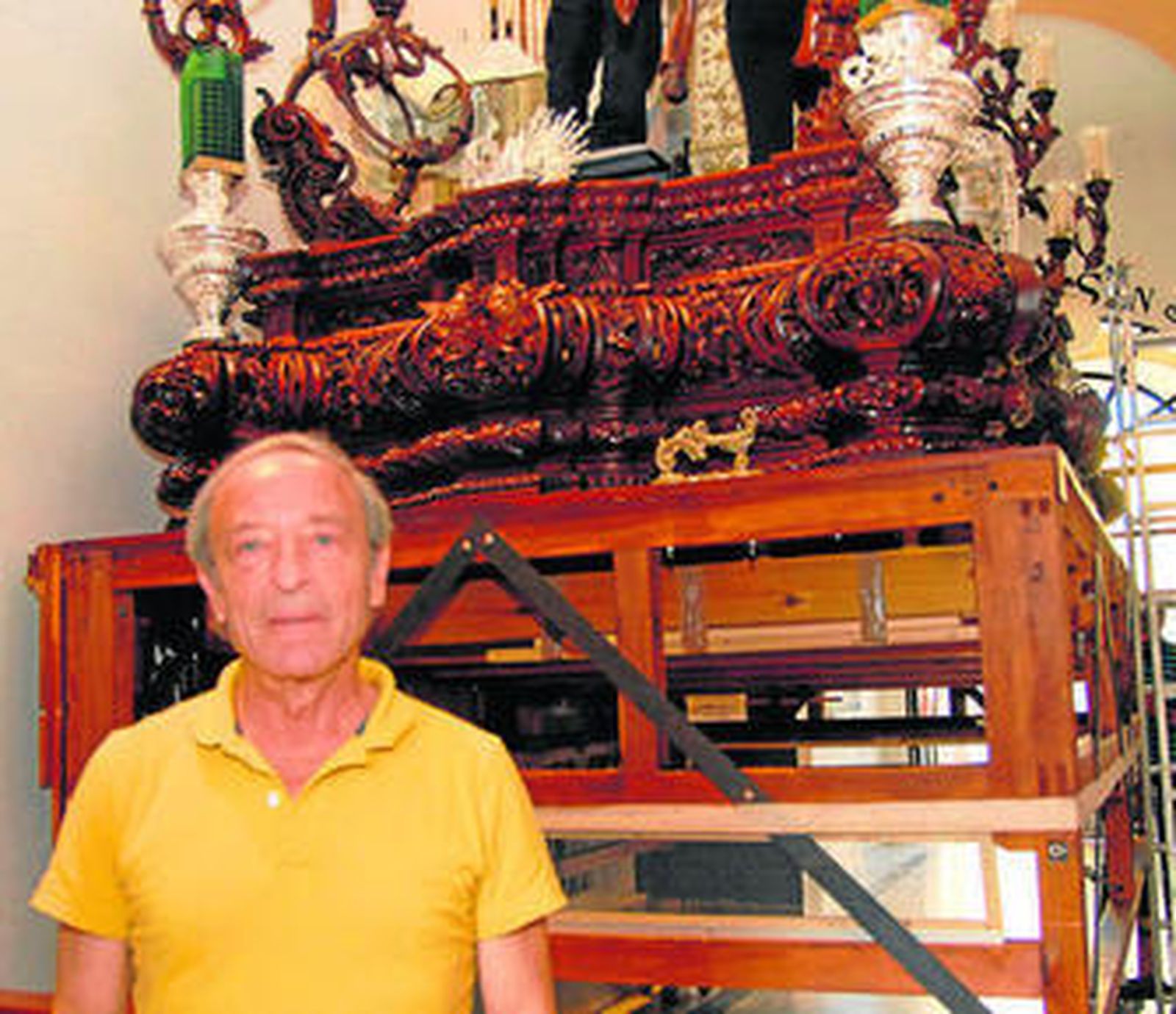 El hermano mayor de los Desamparados, Juan Emilio López de Palacio, ayer, junto al paso de la hermandad.