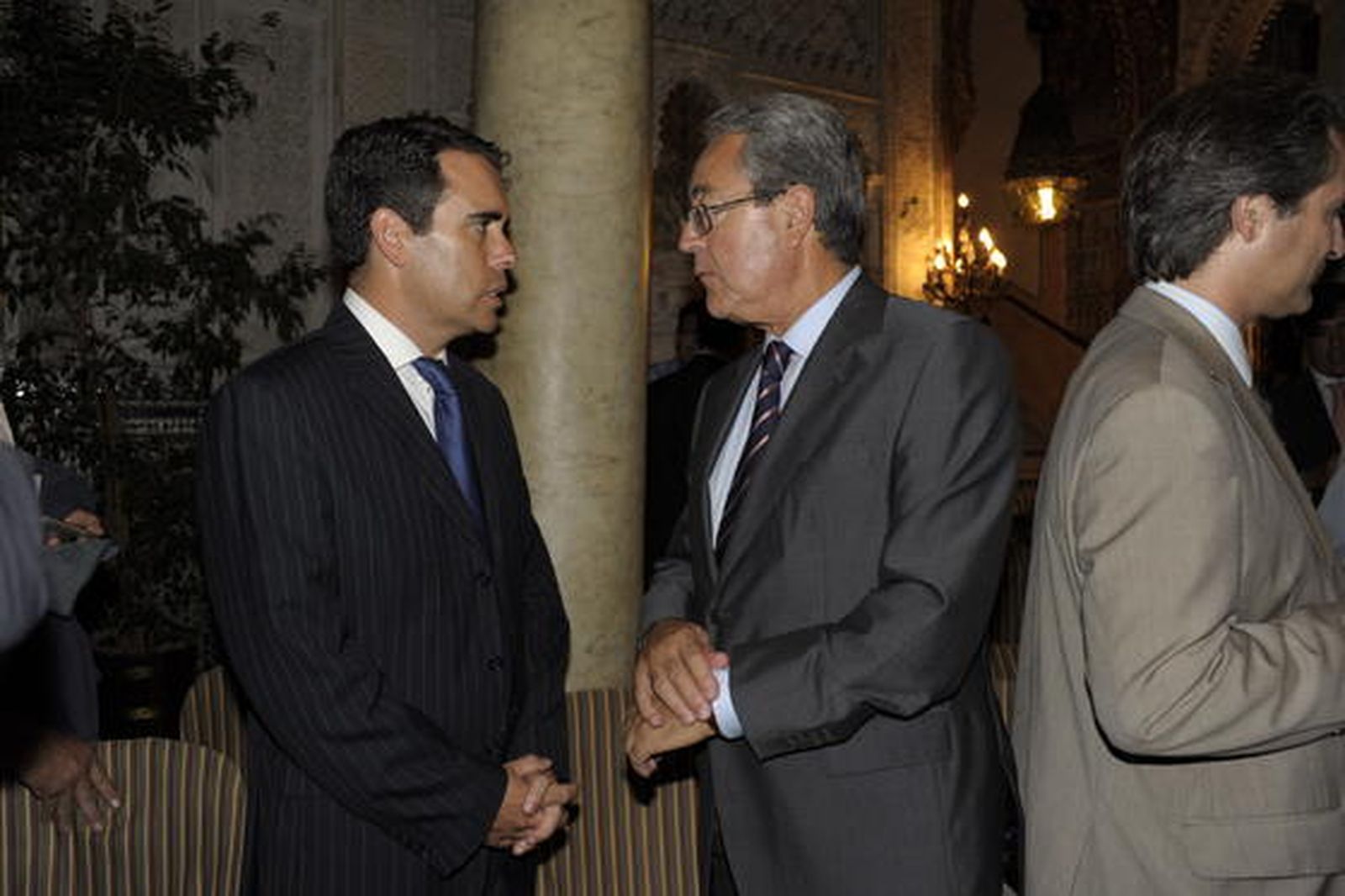 El subdelegado del Gobierno en la provincia de Cádiz, Francisco Calero Rodríguez, conversa con el director de Diario de Cádiz, Rafael Navas.

Foto: Joaquin Hernandez Kiki