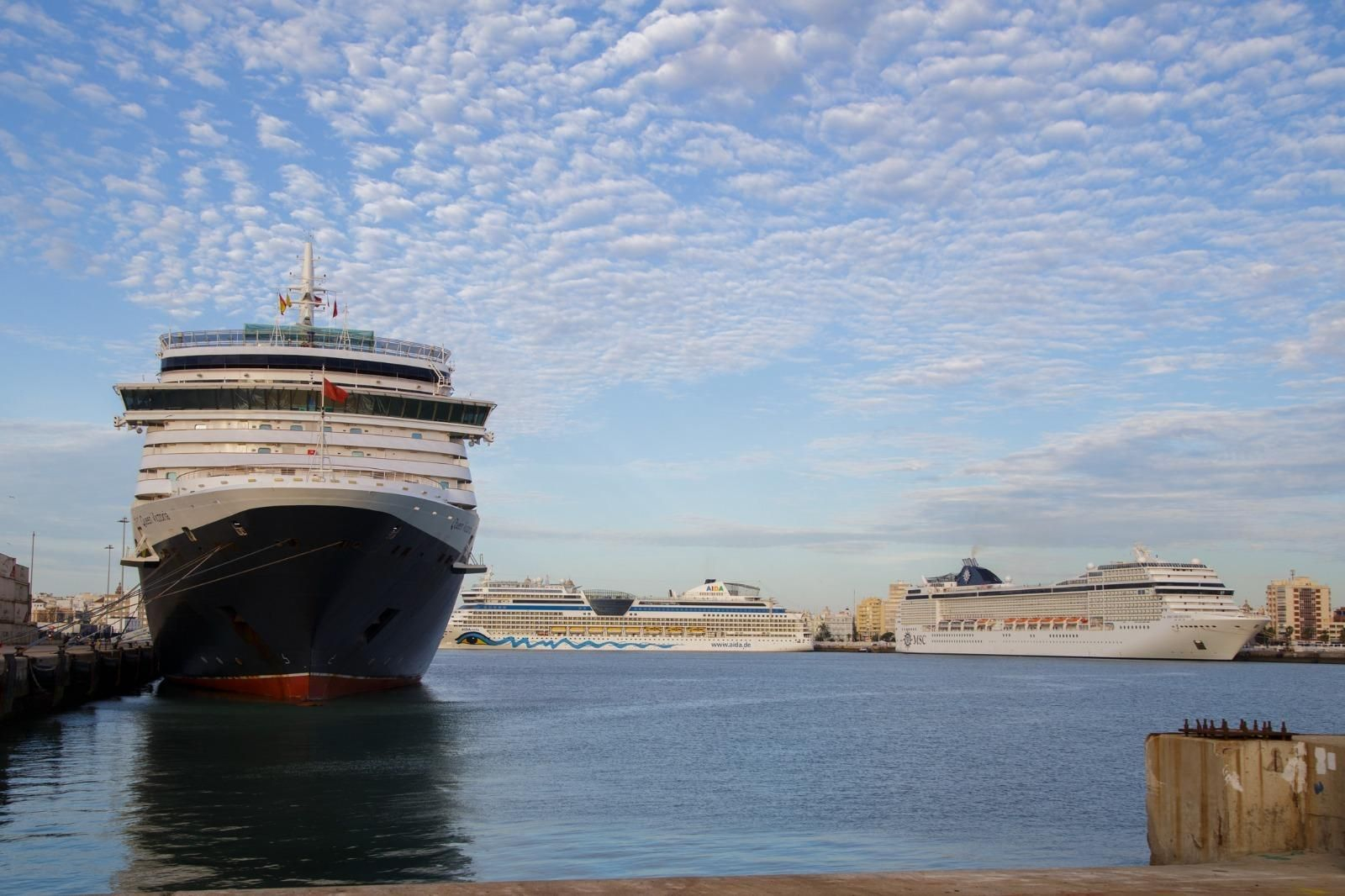 Tres grandes cruceros trajeron este miércoles hasta Cádiz a varios miles de turistas