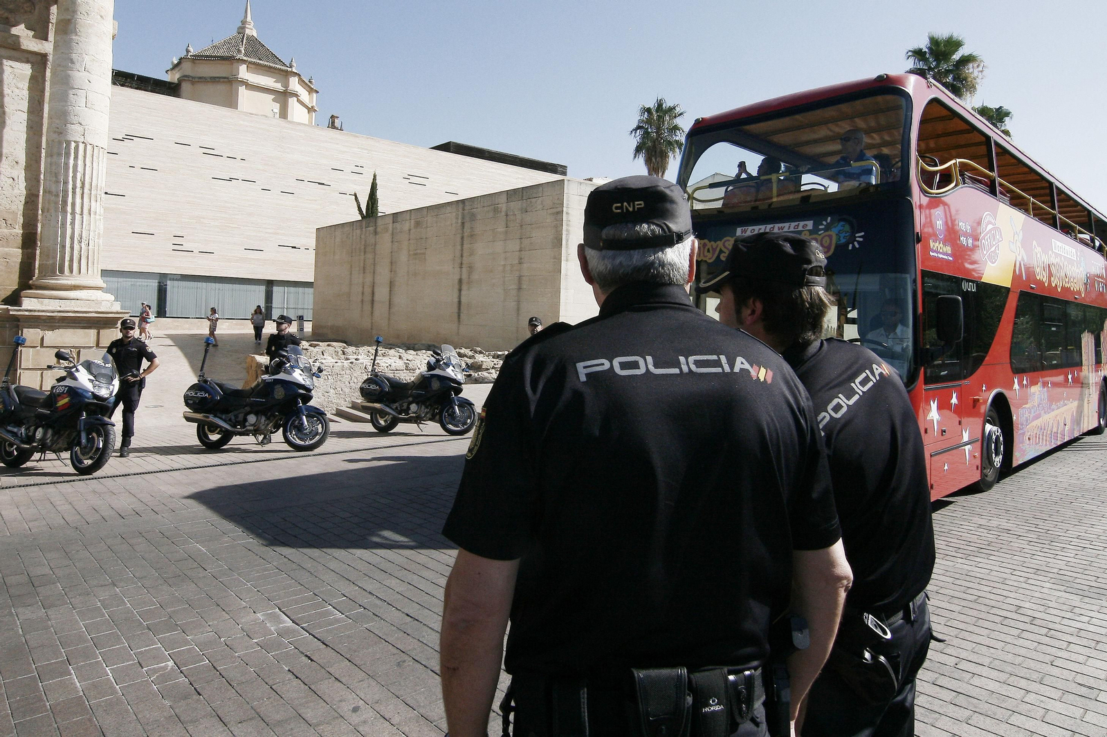 Agentes de la Policía Nacional, en el entorno de la Mezquita.