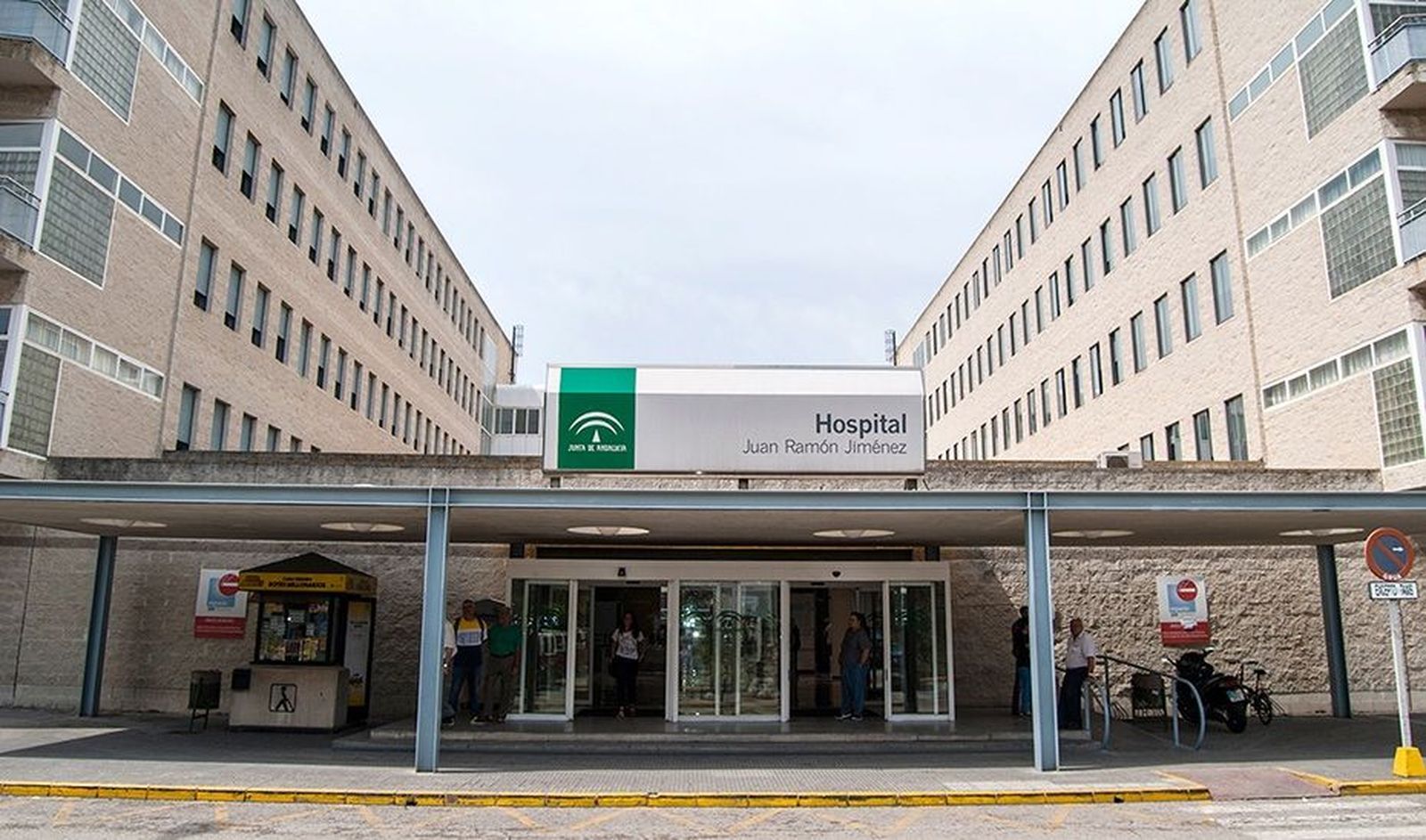 Entrada del Hospital Juan Ramón Jiménez de la capital.