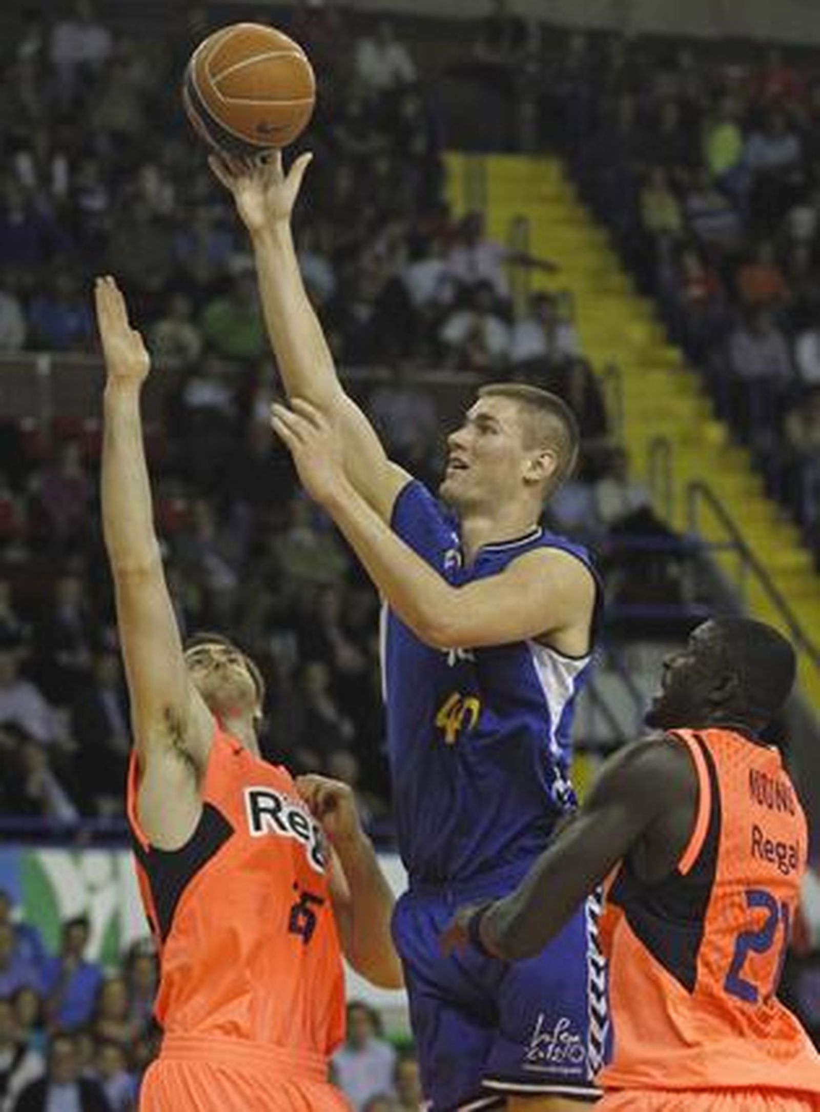 El Cajasol pierde con el Barcelona en San Pablo. / Antonio Pizarro