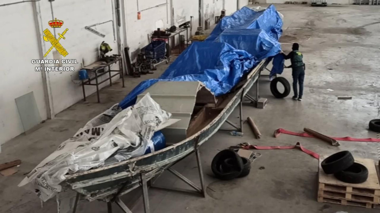 Un guardia civil inspecciona el astillero clandestino donde se construían las narcolanchas.