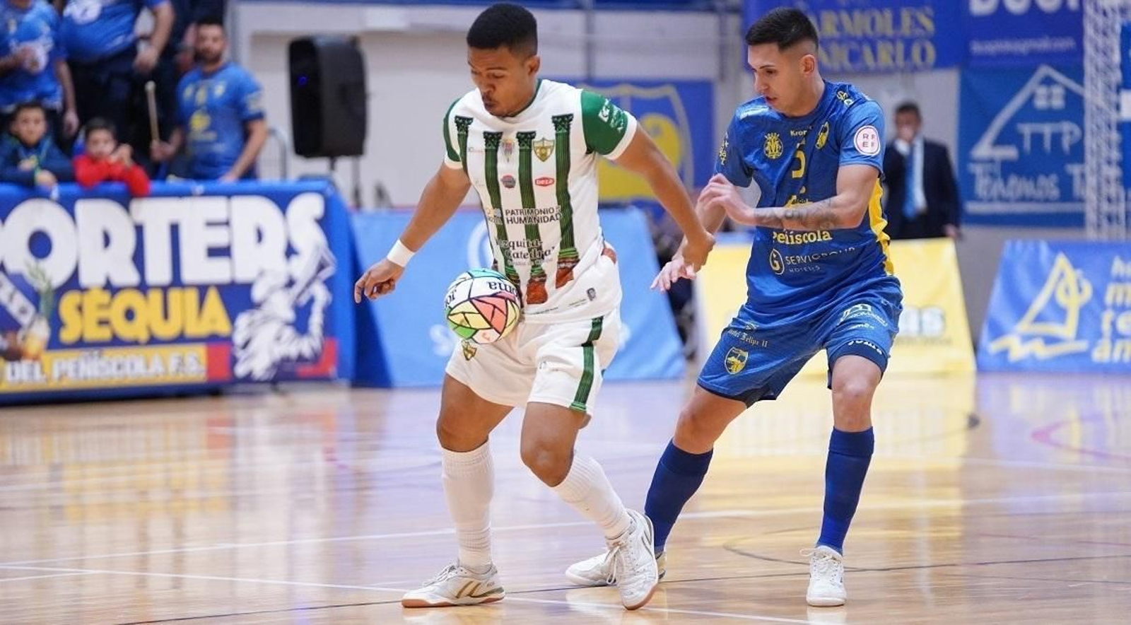 Muhammad es presionado por Plaza.