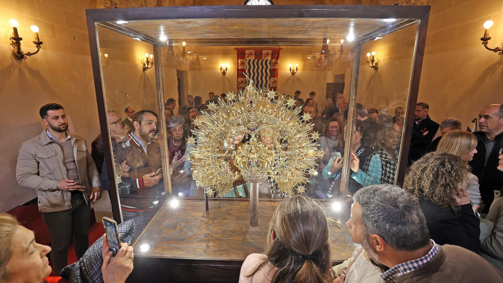 La Corona de la Virgen del Carmen en el Ayuntamiento de Jerez