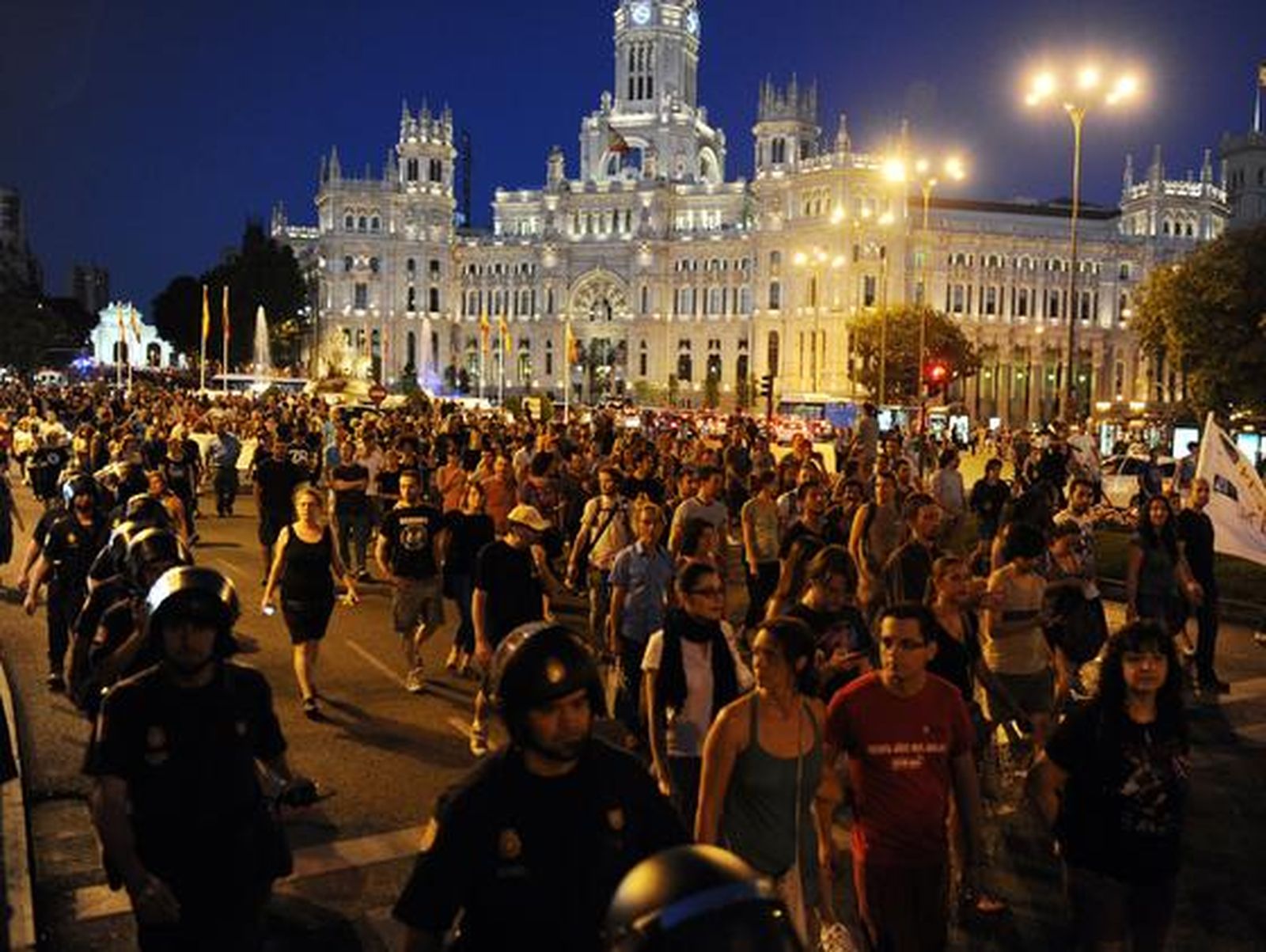 Trabajadores públicos se manifiestan en Madrid mostrando su rechazo a los nuevos recortes anunciados por el Gobierno.

Foto: AFP PHOTO