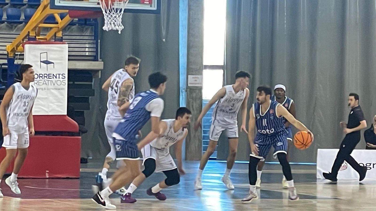 Lucas Muñoz es presionado por varios rivales.