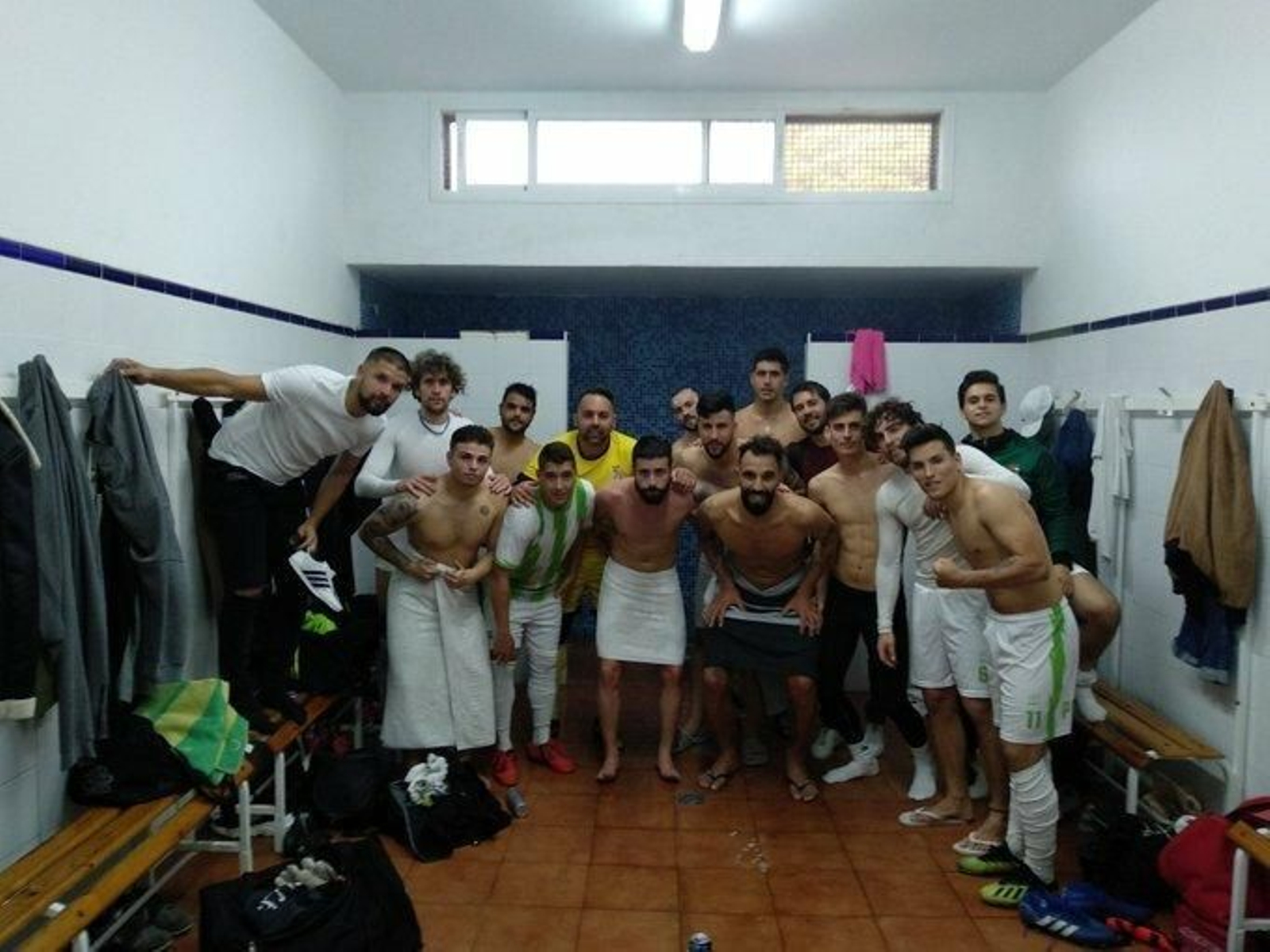 Las celebraciones en el vestuario del Puerto Real no cesan.