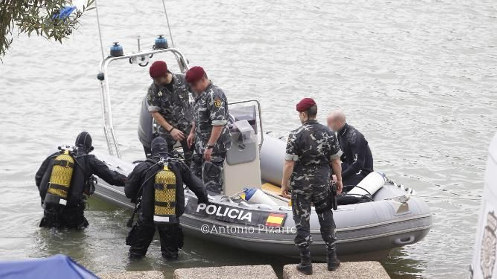 Los buzos de los GEO realizan la primera inmersión.