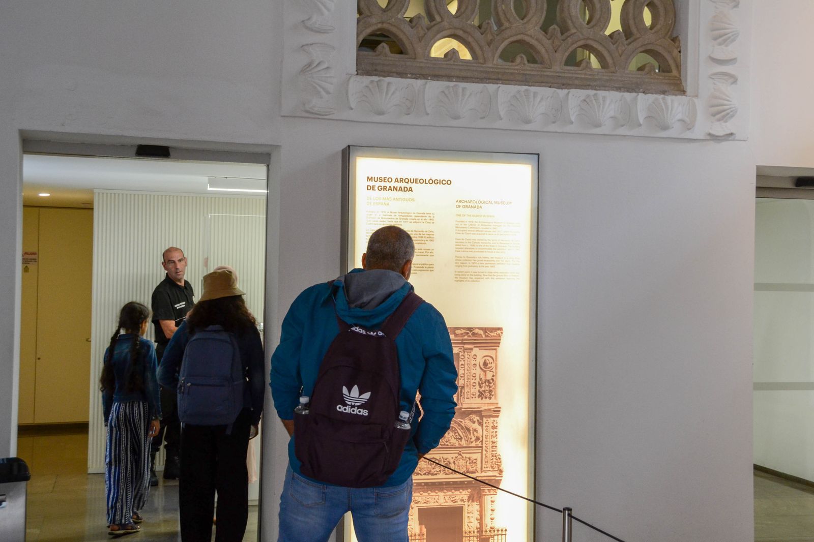 Los granadinos disfrutan de actividades divulgativas y culturales en la ciudad