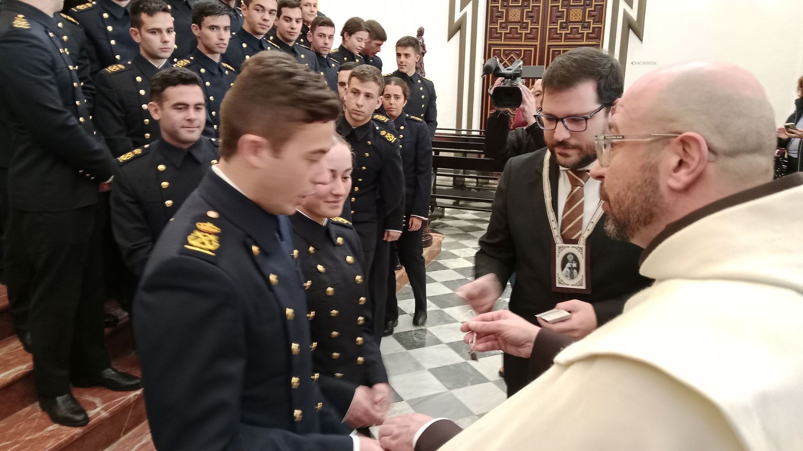 Así ha sido la despedida de los guardiamarinas de la Virgen del Carmen antes de embarcar en el 'Juan Sebastián de Elcano'