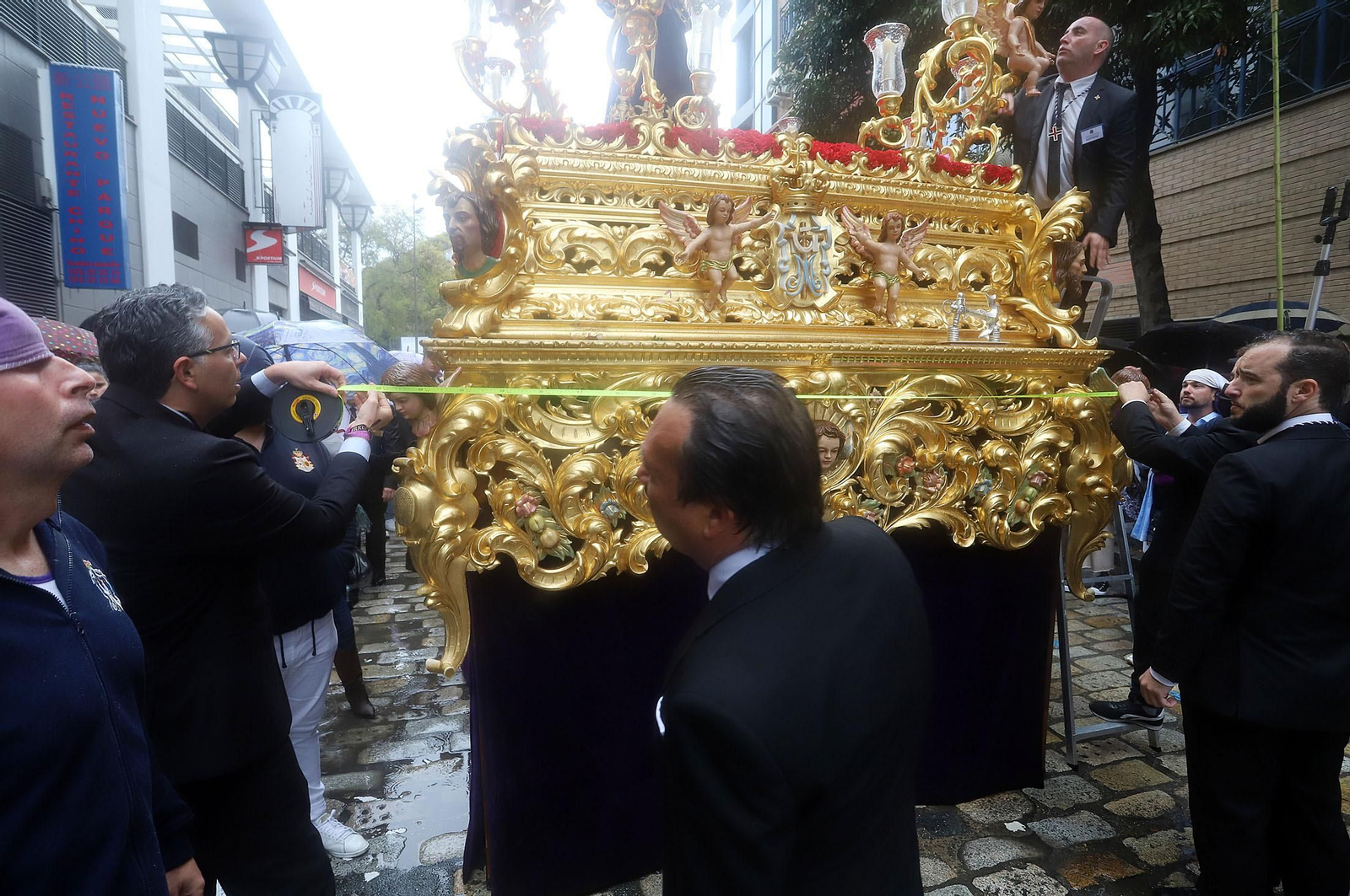 Imágenes de la procesión del Cautivo  bajo la lluvia en Huelva