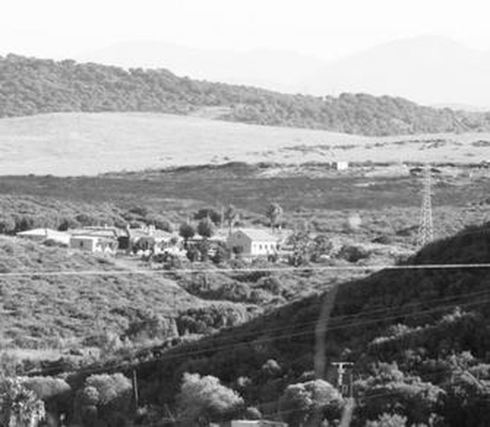 Vista parcial del área calcinada por el incendio en el Albarracín alto de San Roque, ayer.