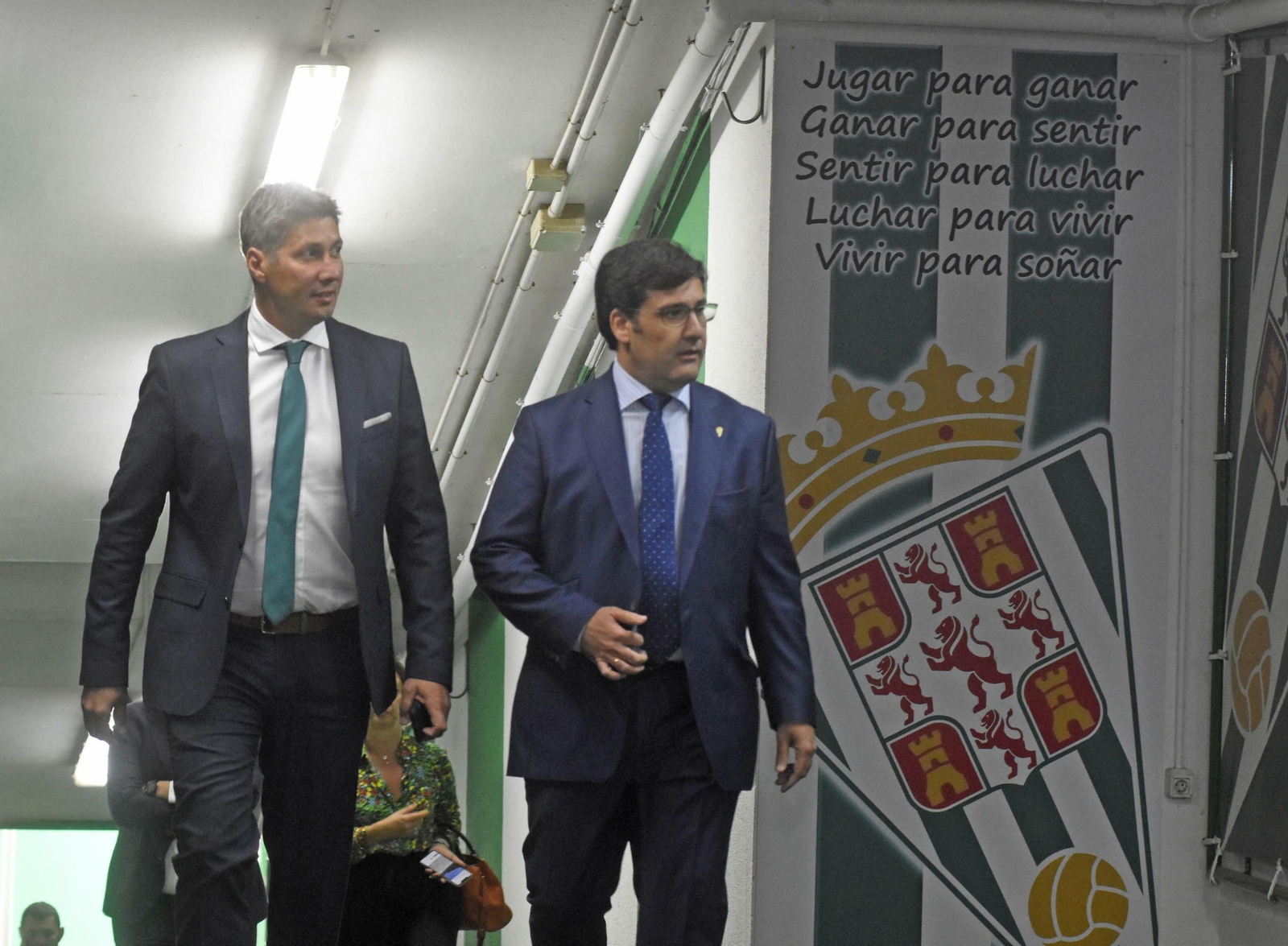 Alfonso Serrano y Jesús León, en los pasillos de El Arcángel.