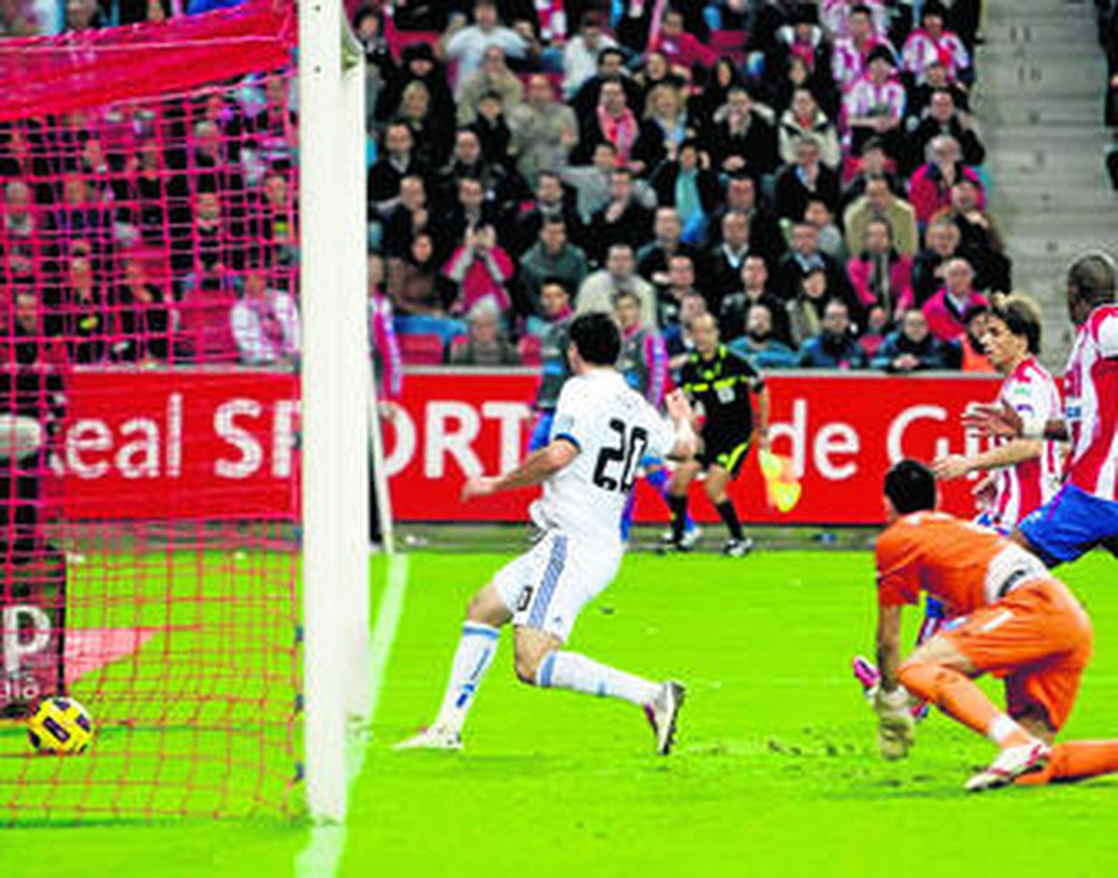 Momento en el que el madridista Gonzalo Higuaín envía el balón al fondo de las mallas, tras el rechace del guardameta del Sporting.