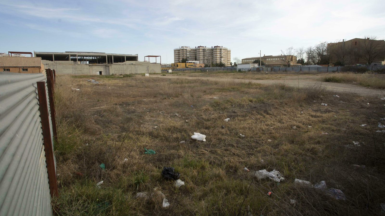 Detrás del solar sigue la estructrura que iba a acoger un centro comercial.