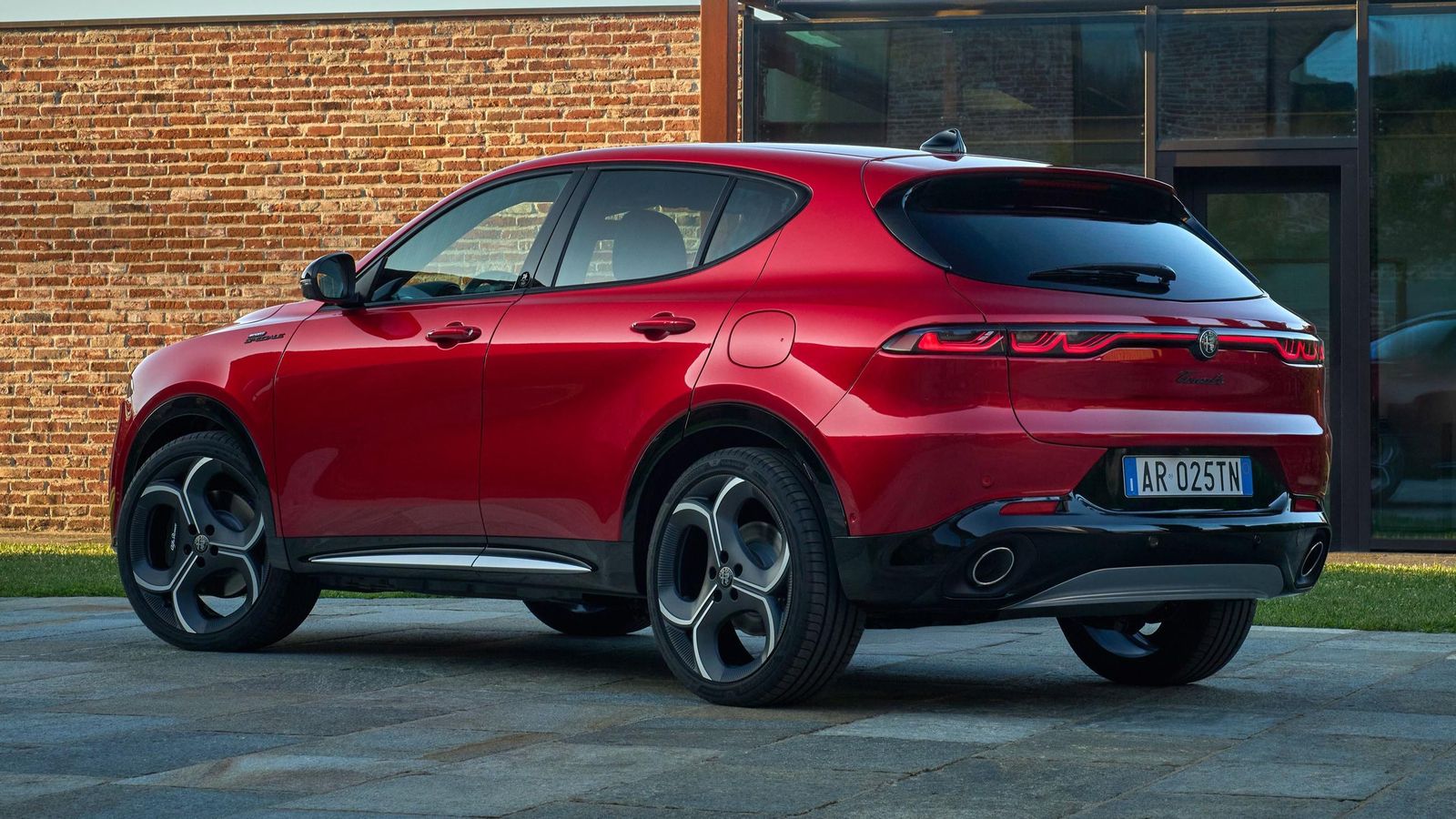 A la oferta se sumará una desconocida versión PHEV de mayor potencia de la que hasta ahora venía vendiéndose y que, por otro lado, pasa de 180 a 190 CV.