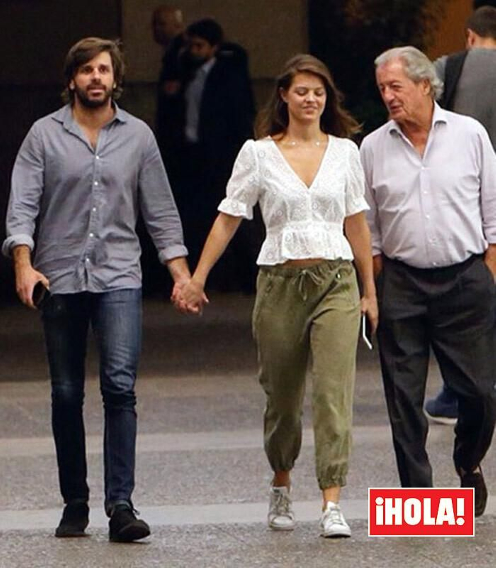 Isabelle, de la mano de su novio, Álvaro Falcó, y junto a su padre, Philippe Junot, paseando por Madrid.