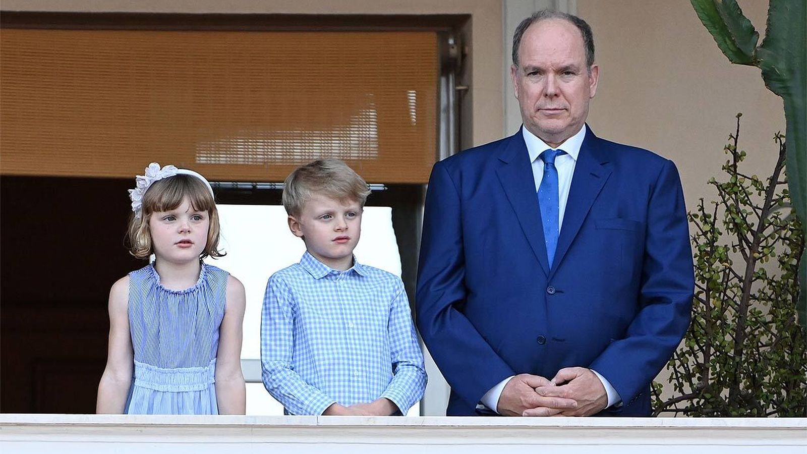 Alberto II, con Jacques y Gabriella, sus hijos pequeños. El primero herederá el trono de Mónaco.