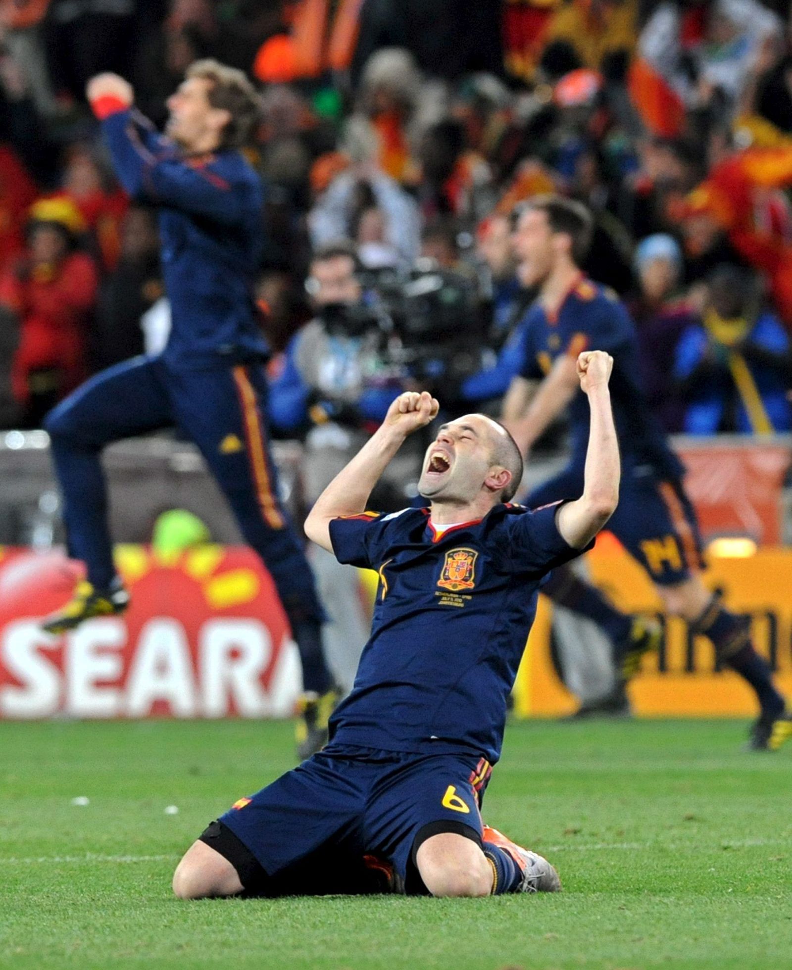 Iniesta en éxtasis tras el pitido final.
