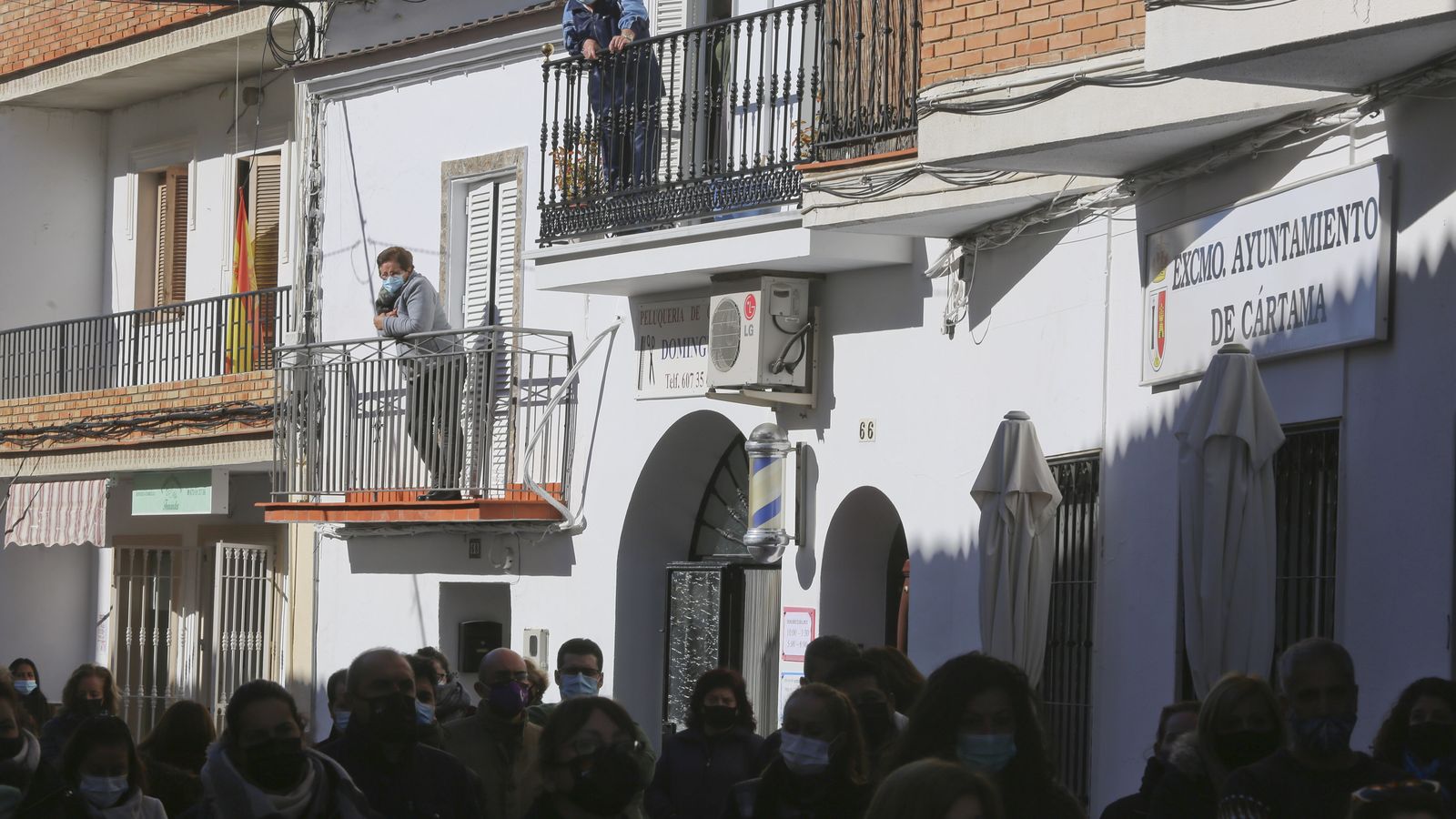 Más de un centenar de personas se congregaron a las puertas del Consistorio.