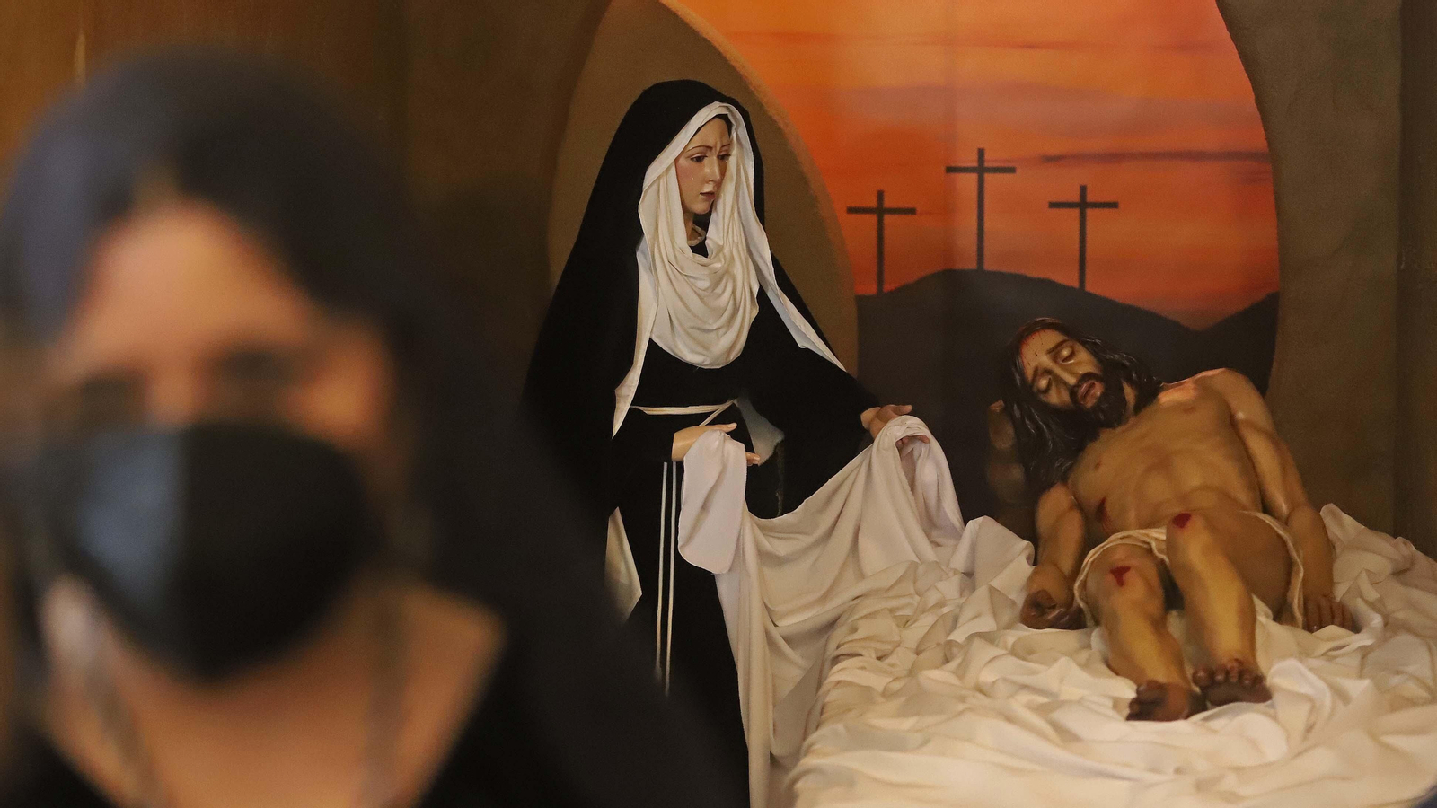 Fotos del Viernes Santo en Algeciras: Mortaja, Misericordia y Santo Entierro