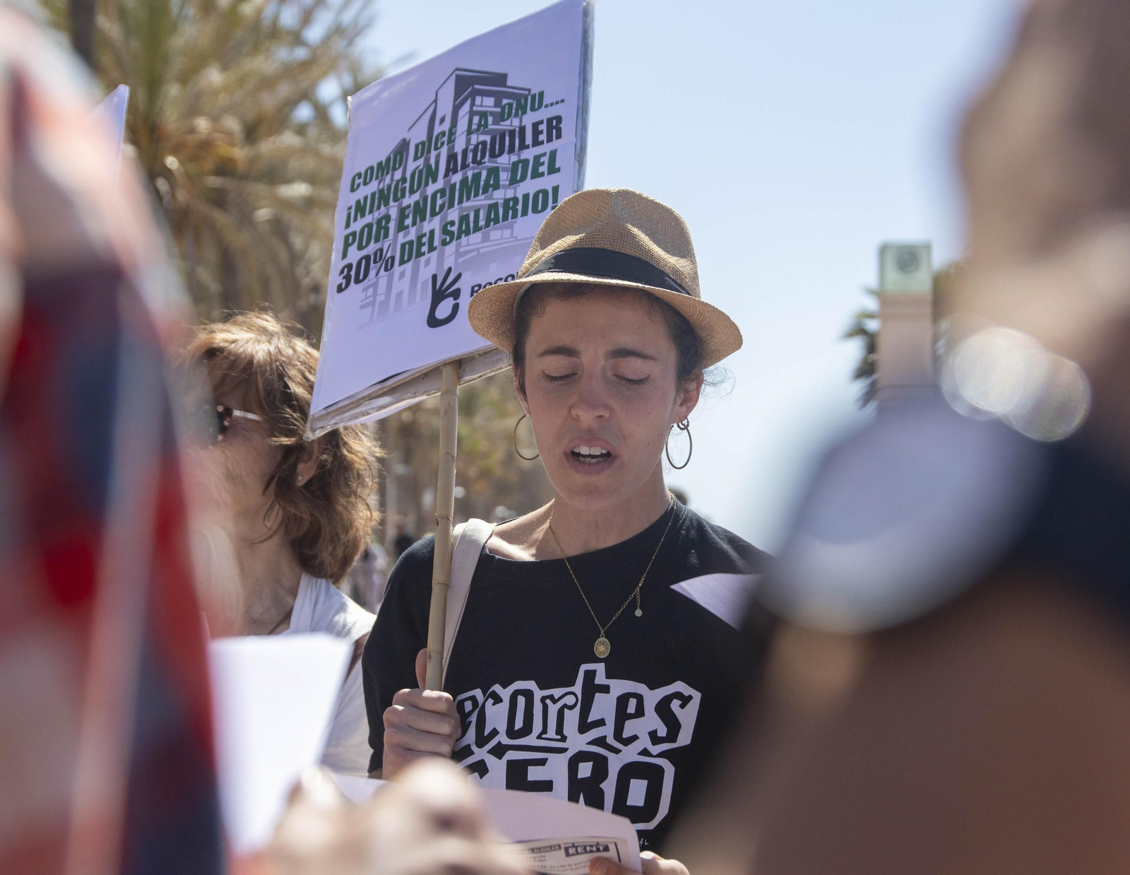 Imágenes de la manifestación en contra del negocio de la vivienda en Almería