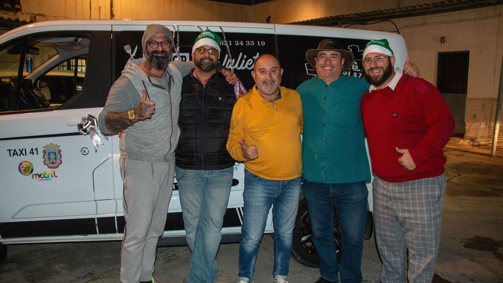 Los cinco responsables de estos paseos navideños posan contentos tras el primer trayecto