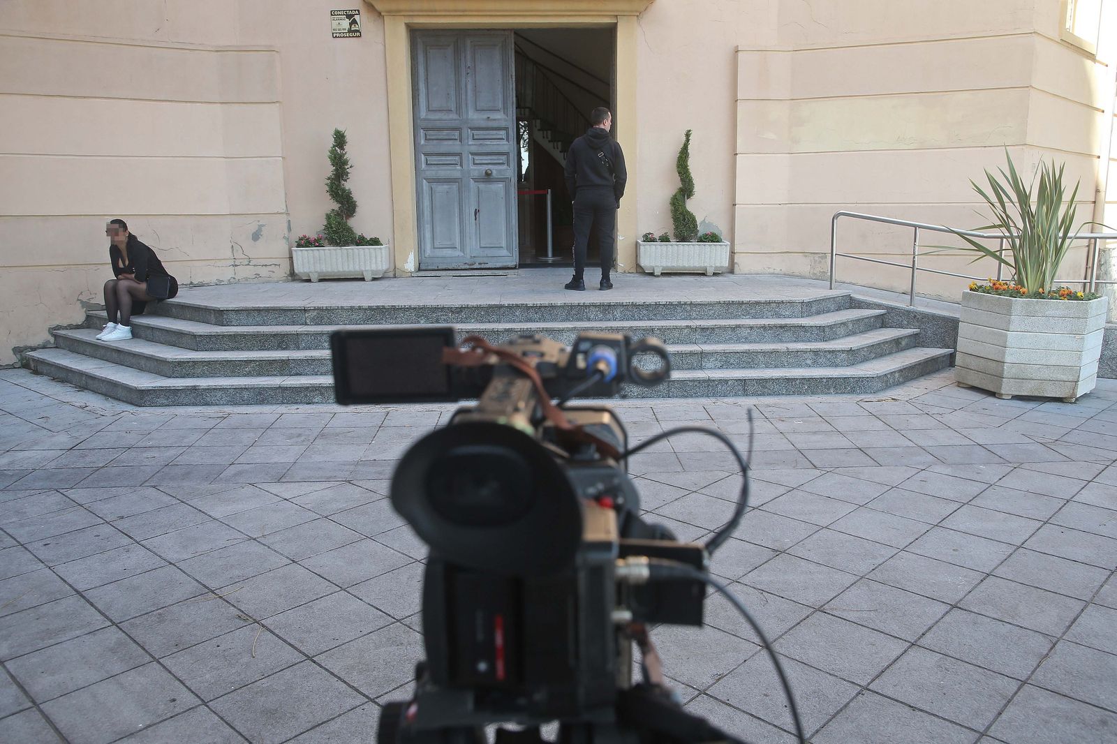 Una cámara de televisión, ante la puerta de la Audiencia en Algeciras el pasado 6 de febrero, cuando se inició el juicio.