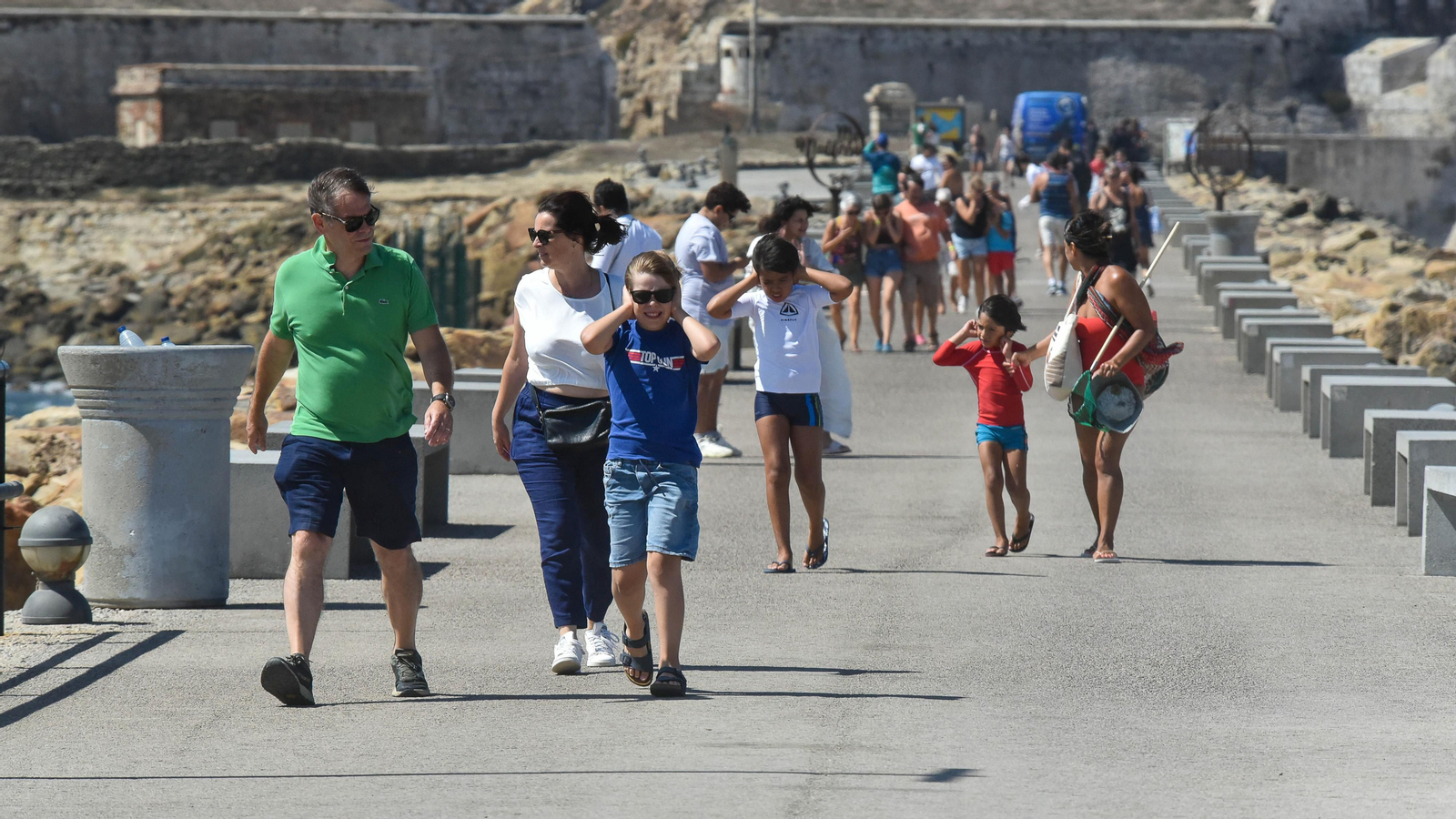 Un día de levante fuerte en Tarifa, en imágenes