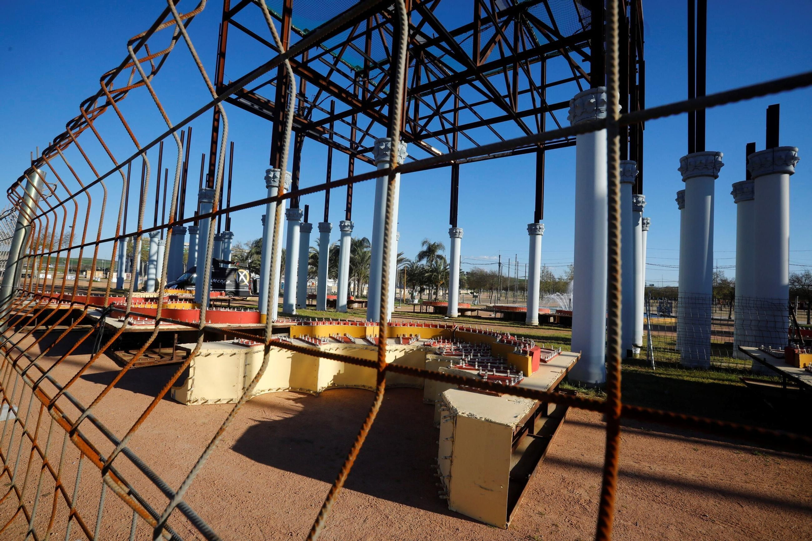 Cuenta atrás para la Feria de Córdoba 2025: las imágenes de la instalación de la portada