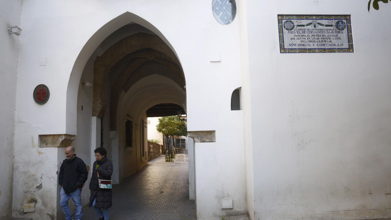 El postigo de Abdelaziz, de la Plata o de la Victoria, cercano a la torre.