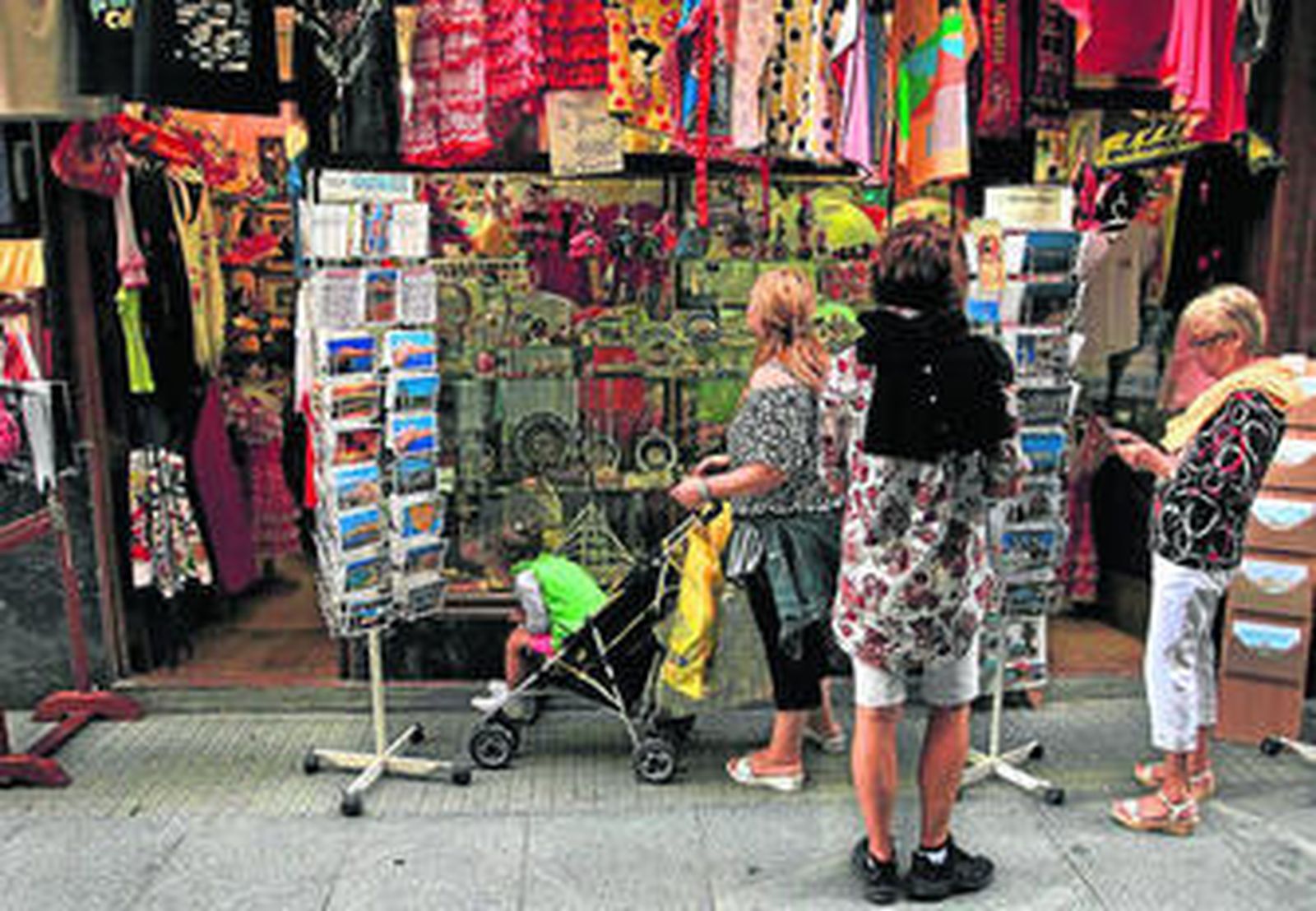 Turistas en una tienda de recuerdos de Cádiz.