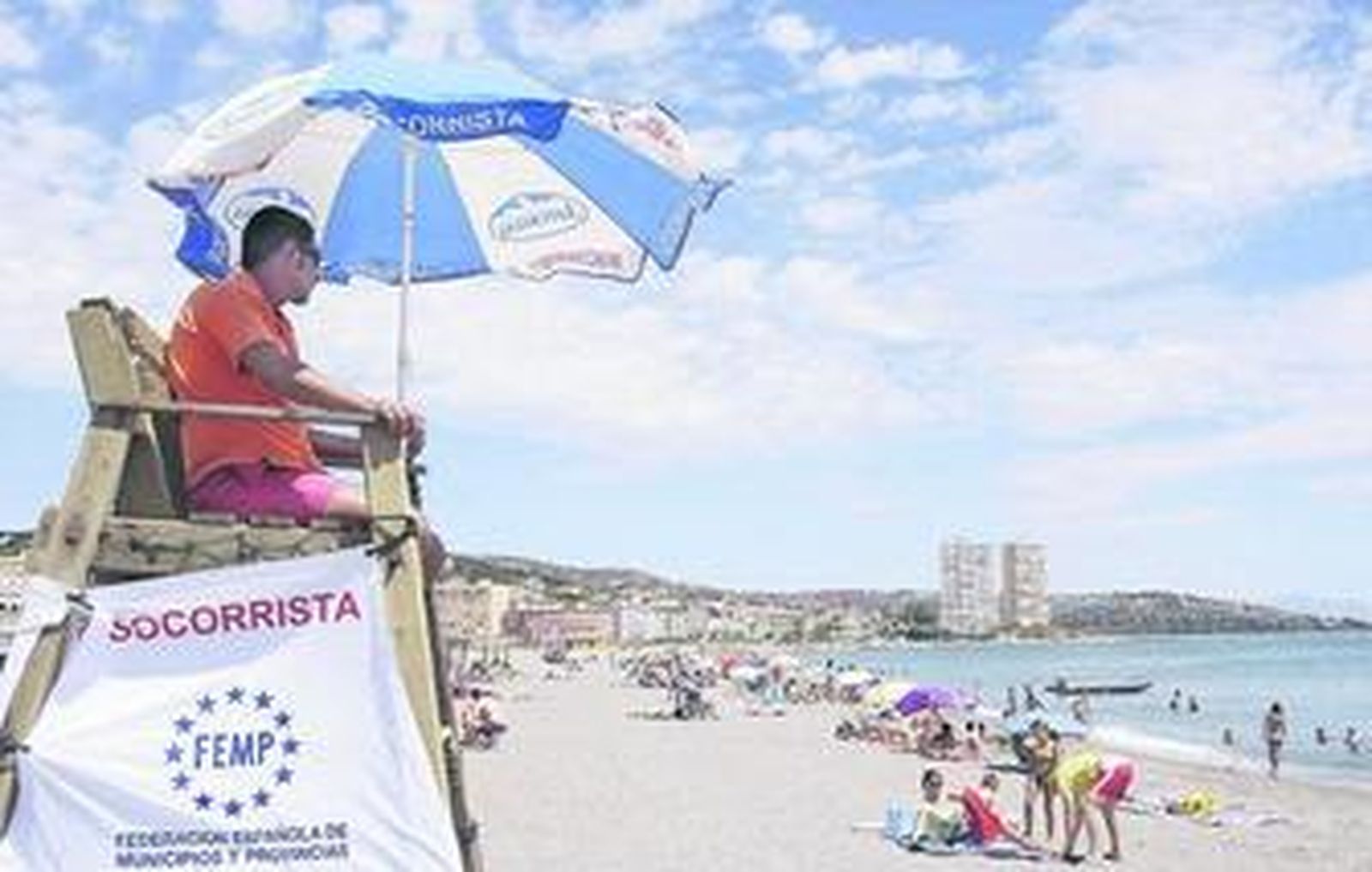 Un voluntario de Protección Civil de San Roque vigila la playa de Torreguadiaro desde un tango, esta semana.