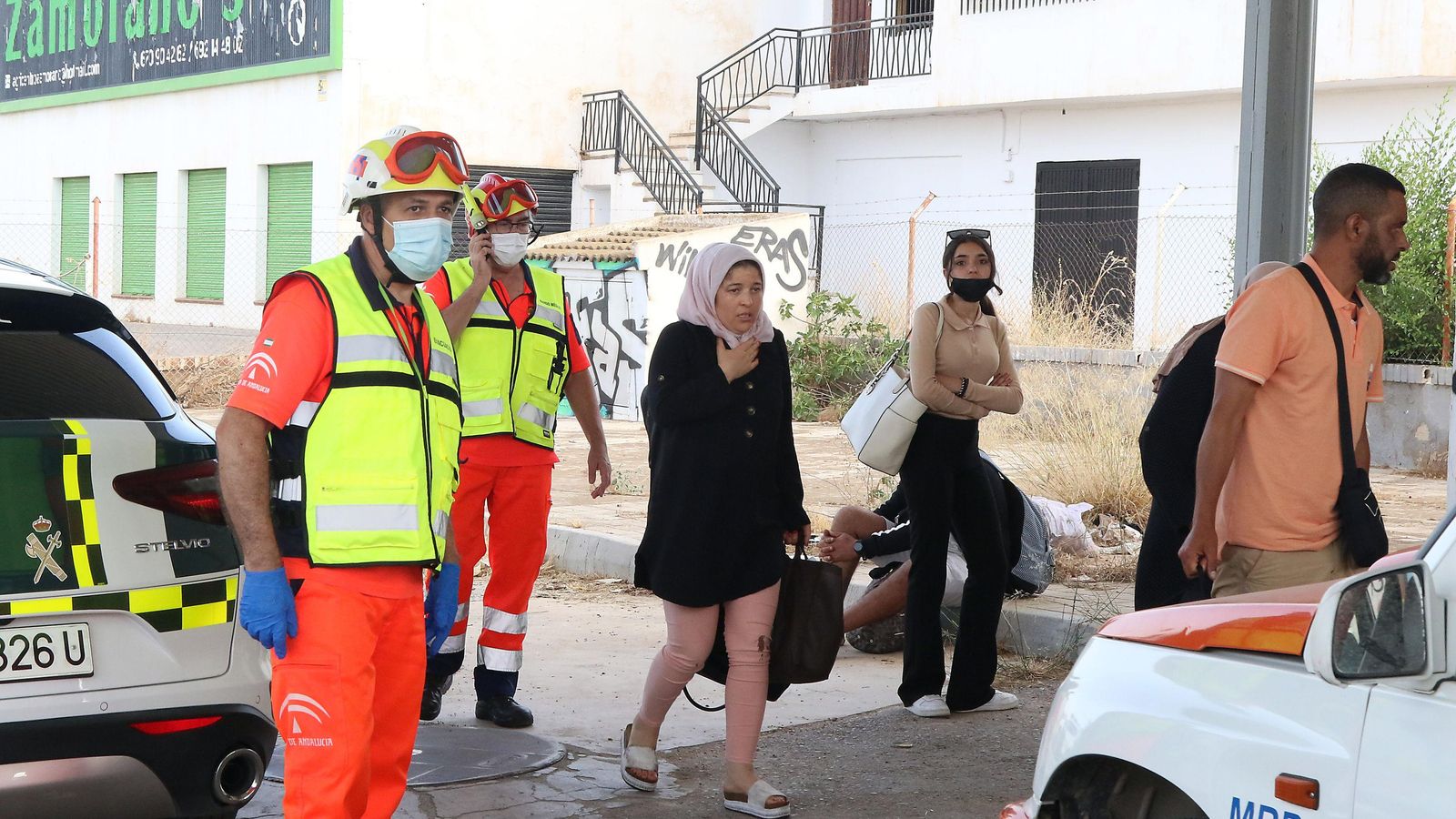 Viajeros evacuados tras el accidente de tráfico.