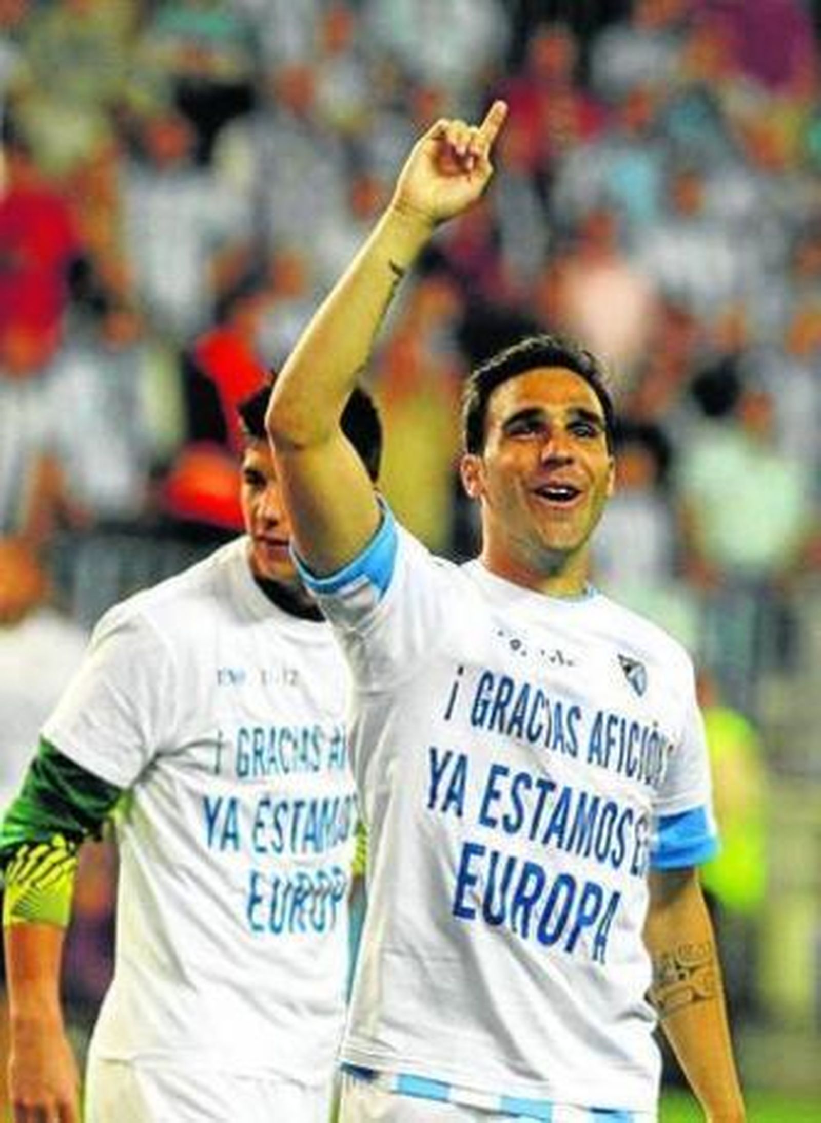 Gámez saluda a la afición tras consumar el pase a Europa en la 11/12.