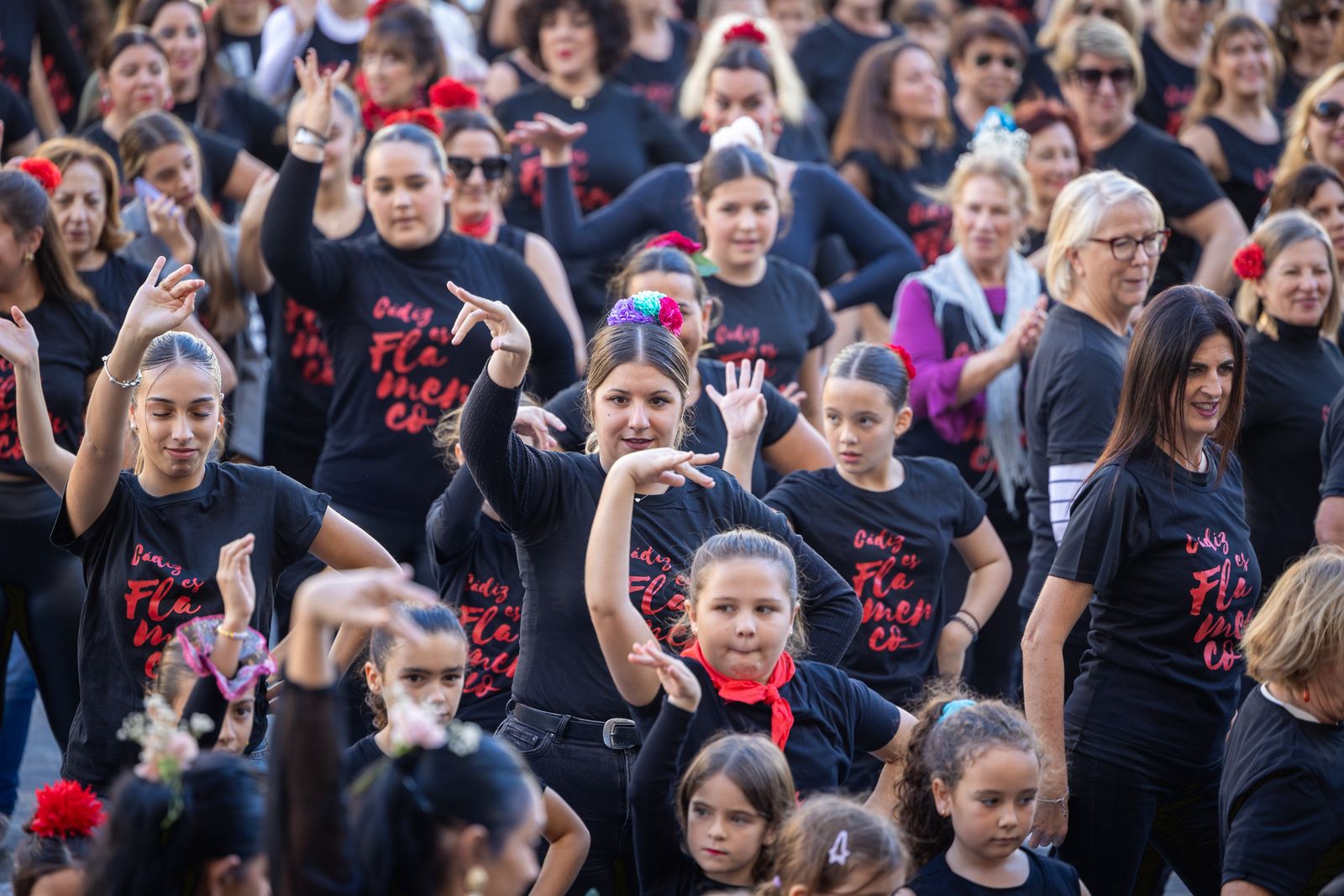 Imágenes del 'flashmob' por el Día del Flamenco en Cádiz